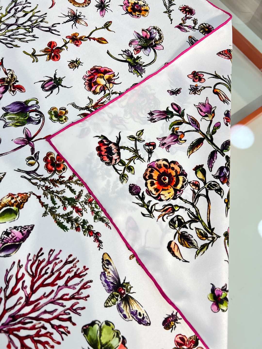 Dior 印花方巾-25早春新品【18mm双面同色】
90 厘米黑色桑蚕丝斜纹面料多色 Dior Cab