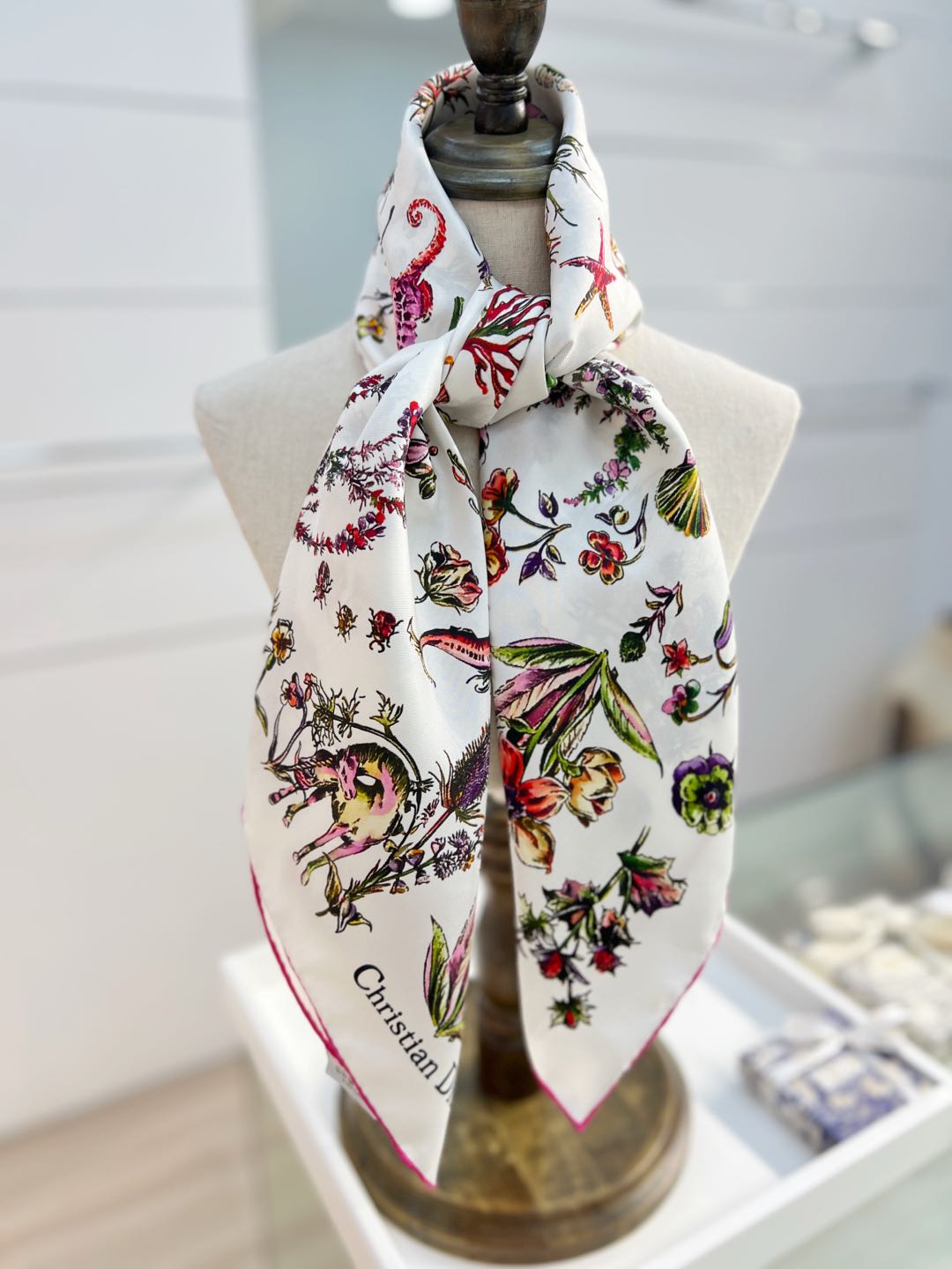 Dior 印花方巾-25早春新品【18mm双面同色】
90 厘米黑色桑蚕丝斜纹面料多色 Dior Cab