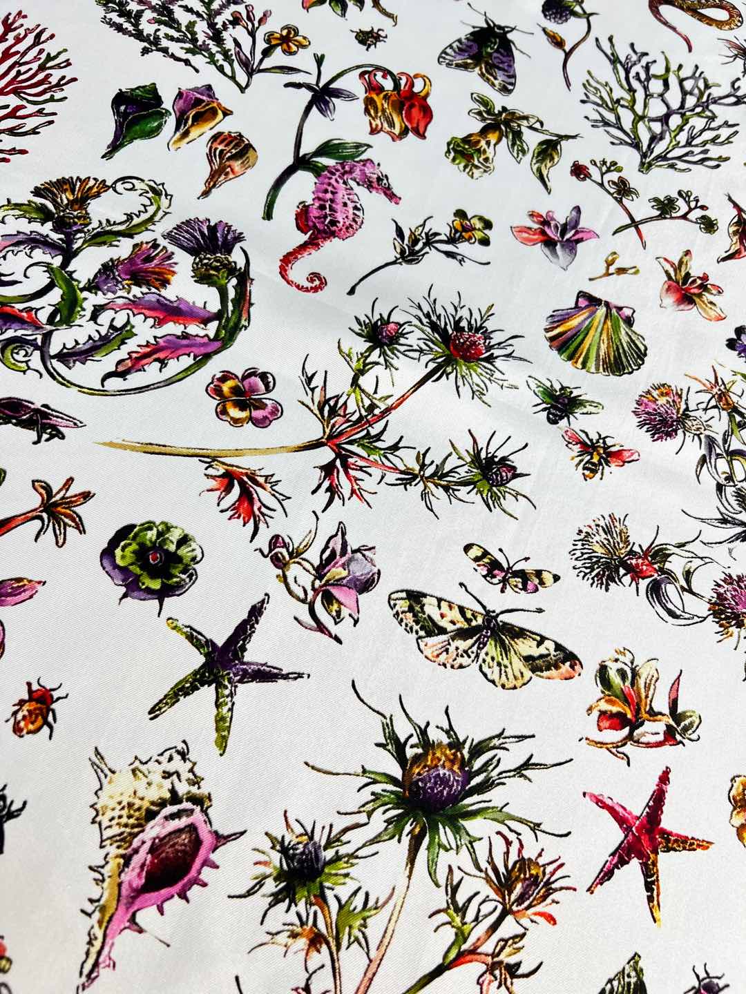 Dior 印花方巾-25早春新品【18mm双面同色】
90 厘米黑色桑蚕丝斜纹面料多色 Dior Cab