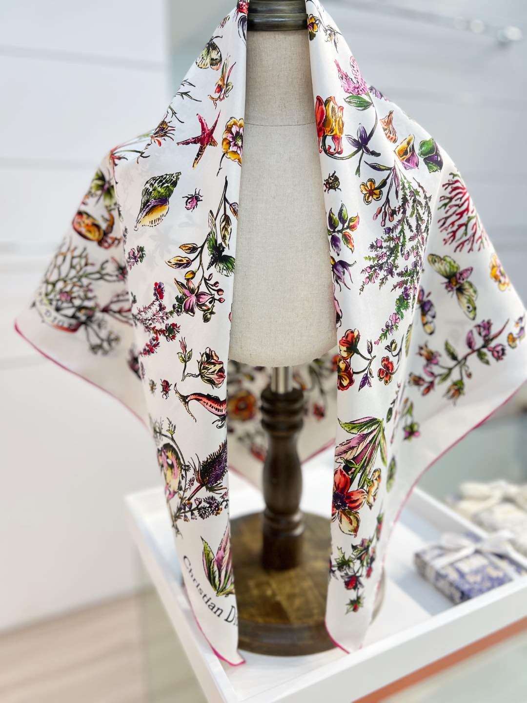 Dior 印花方巾-25早春新品【18mm双面同色】
90 厘米黑色桑蚕丝斜纹面料多色 Dior Cab