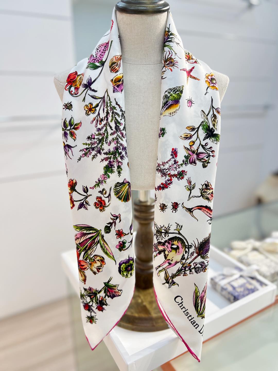 Dior 印花方巾-25早春新品【18mm双面同色】
90 厘米黑色桑蚕丝斜纹面料多色 Dior Cab