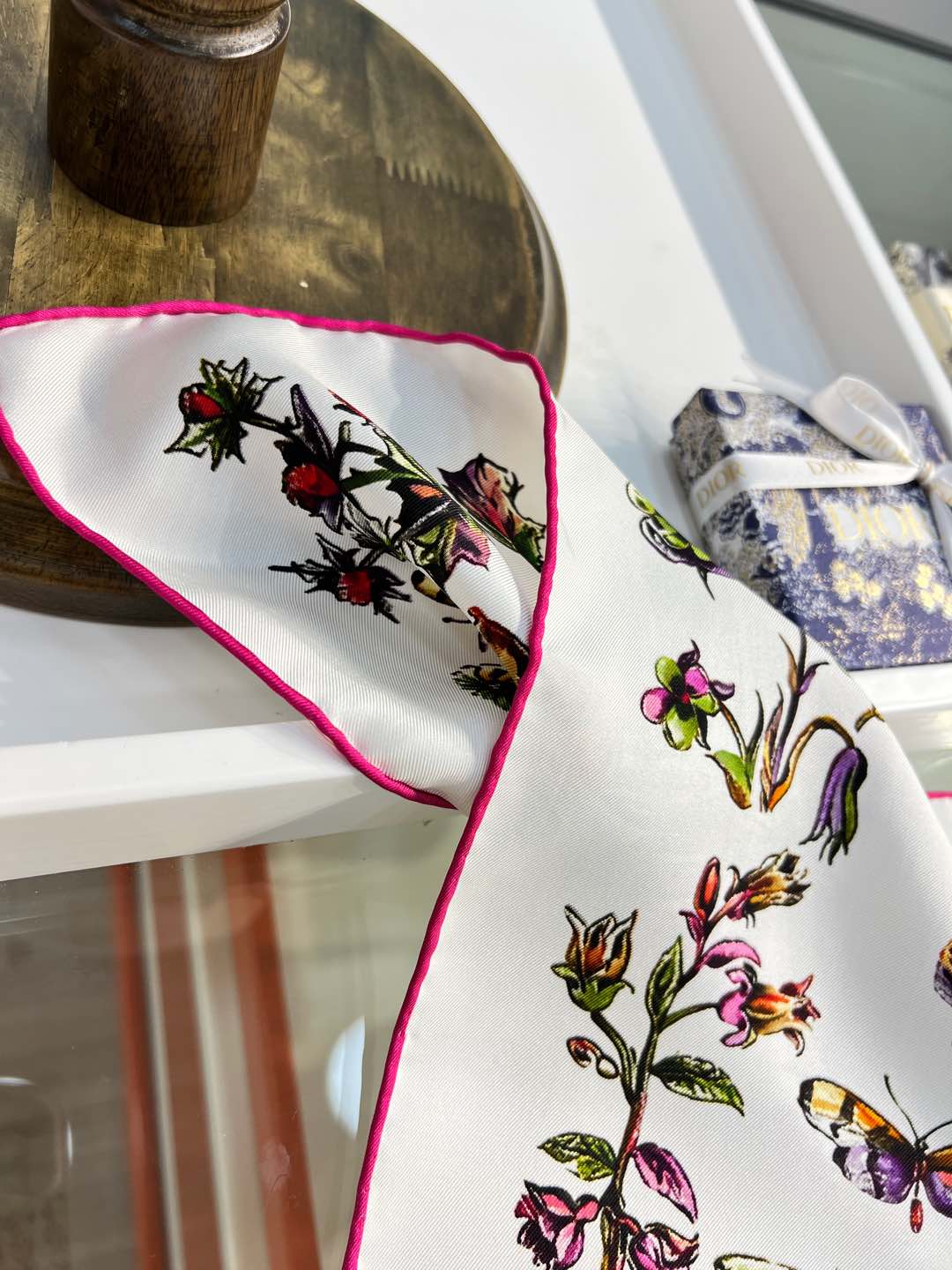 Dior 印花方巾-25早春新品【18mm双面同色】
90 厘米黑色桑蚕丝斜纹面料多色 Dior Cab