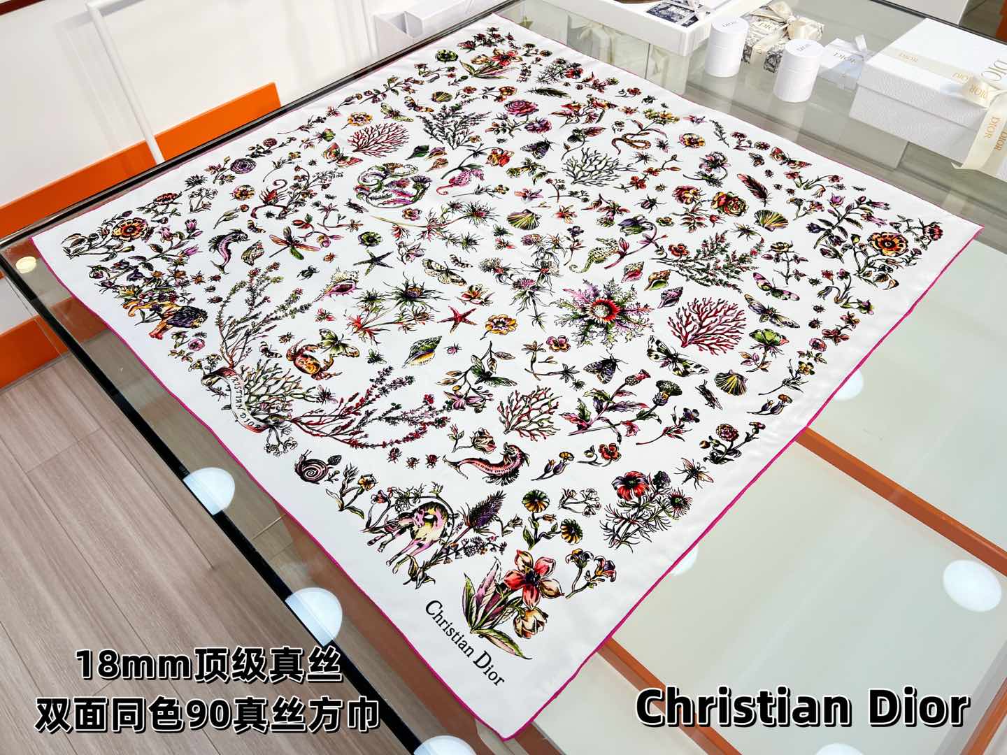 Dior 印花方巾-25早春新品【18mm双面同色】
90 厘米黑色桑蚕丝斜纹面料多色 Dior Cab