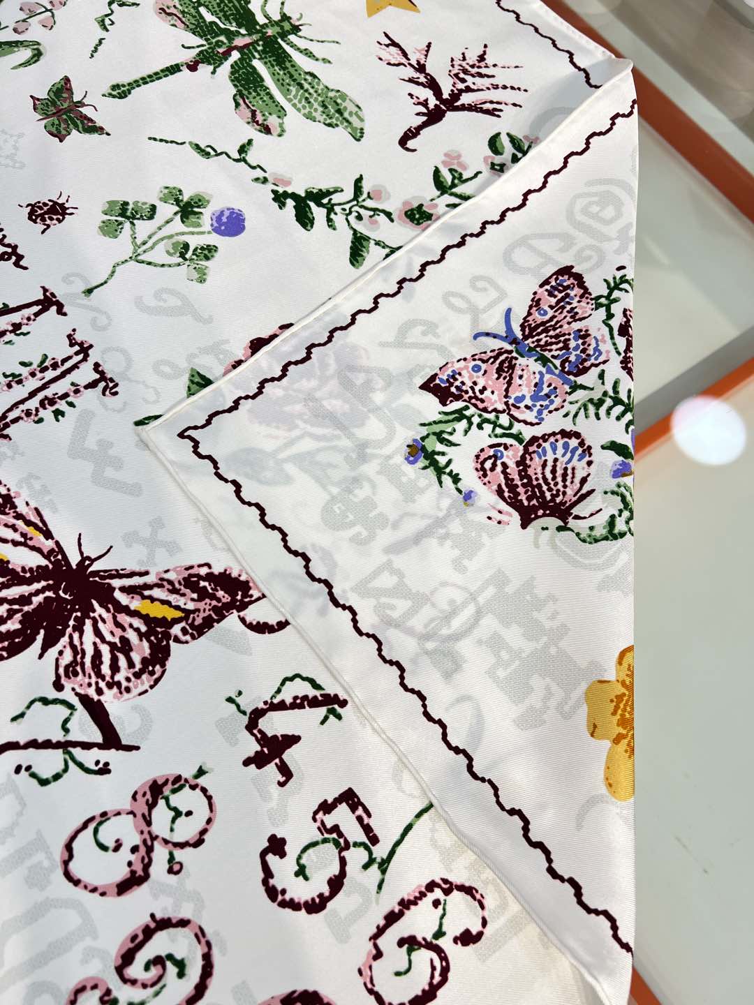 Dior 印花方巾 -【18mm双面同色】25早春新品
90厘米象牙色桑蚕丝斜纹面料多色 Christi