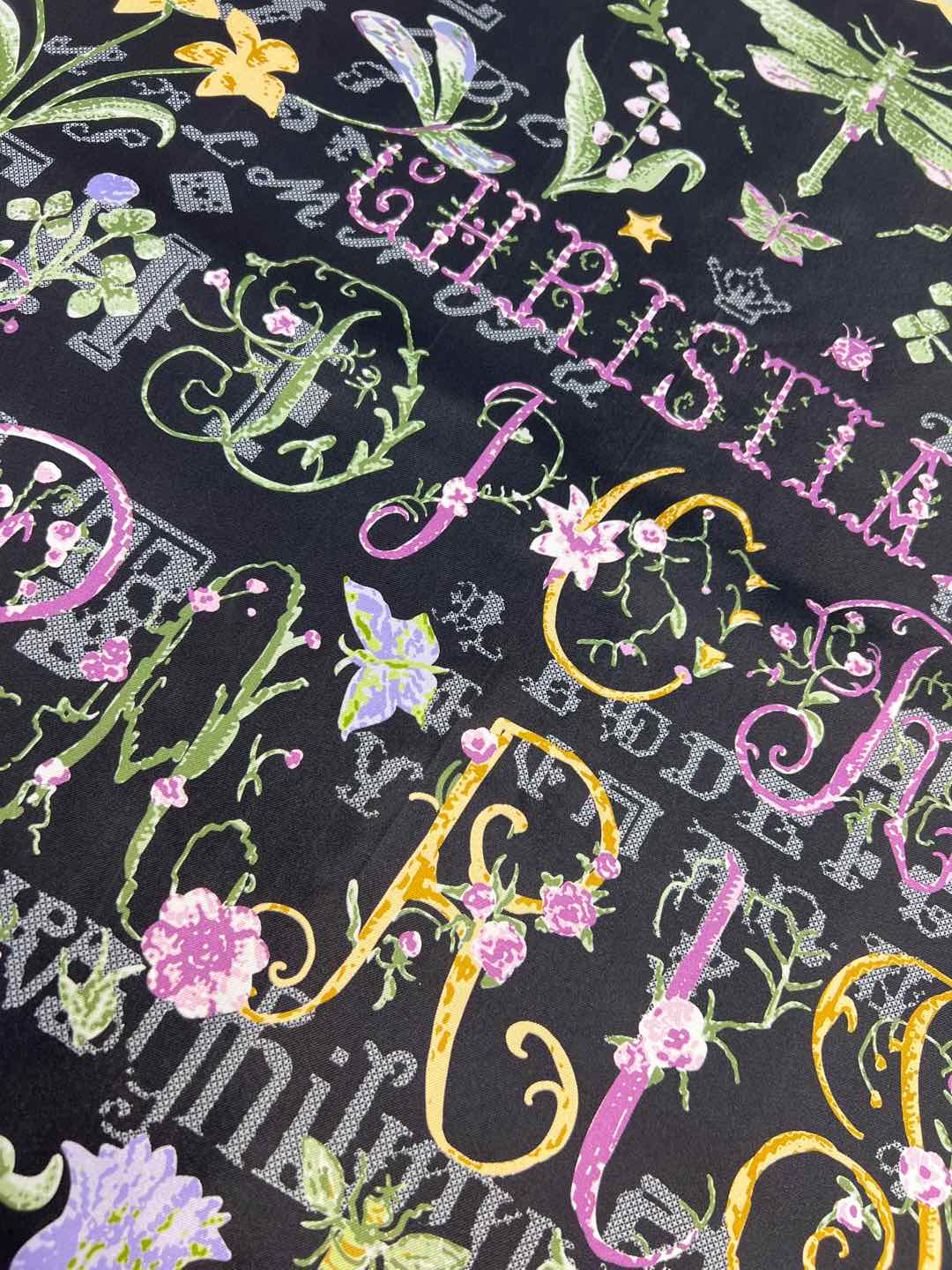 Dior 印花方巾 -【18mm双面同色】25早春新品
90厘米象牙色桑蚕丝斜纹面料多色 Christi