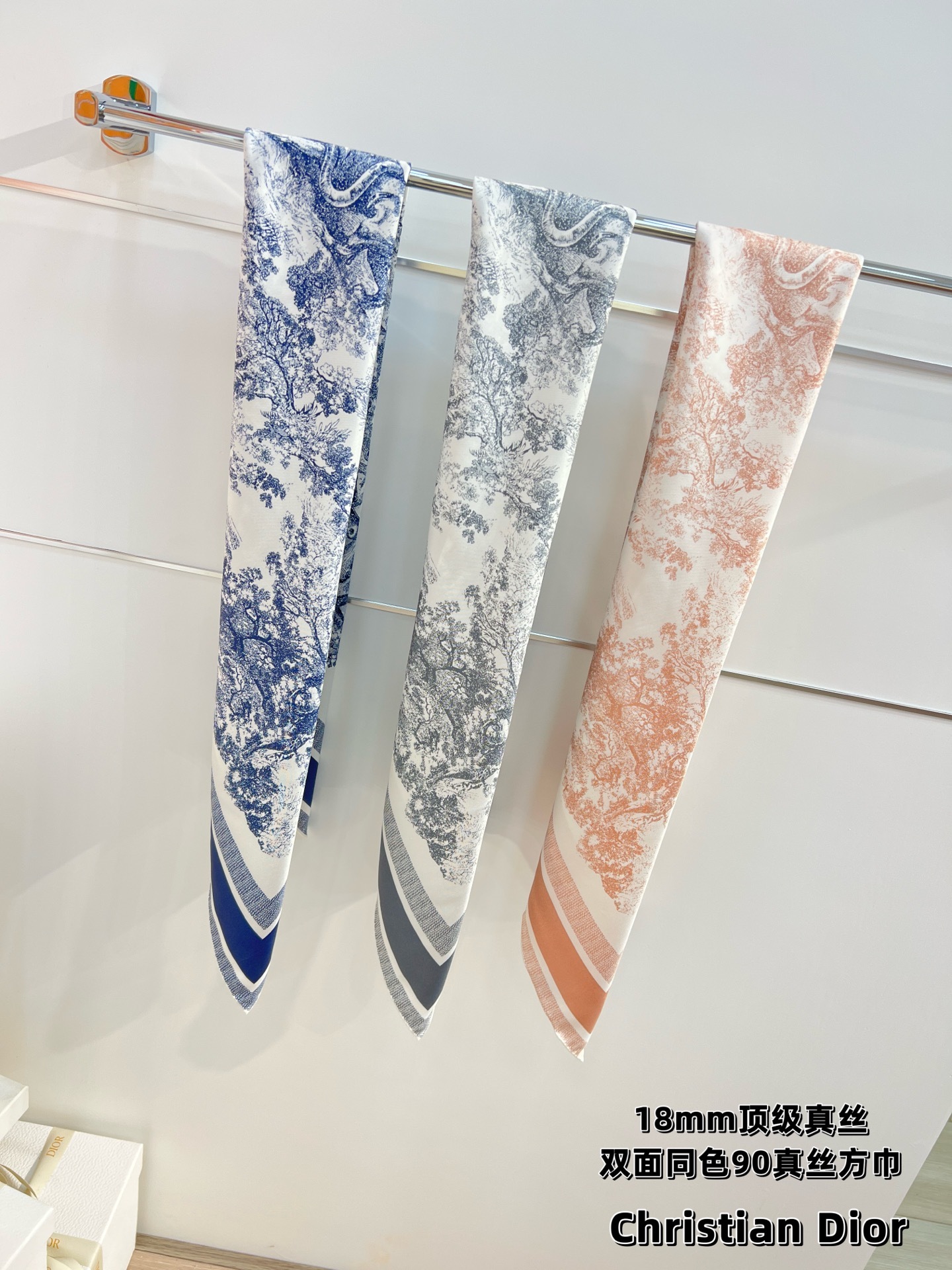 Dior 印花方巾-【18mm顶级真丝双面同色丝巾】
90 厘米象牙色和灰色桑蚕丝斜纹面料 Sauva