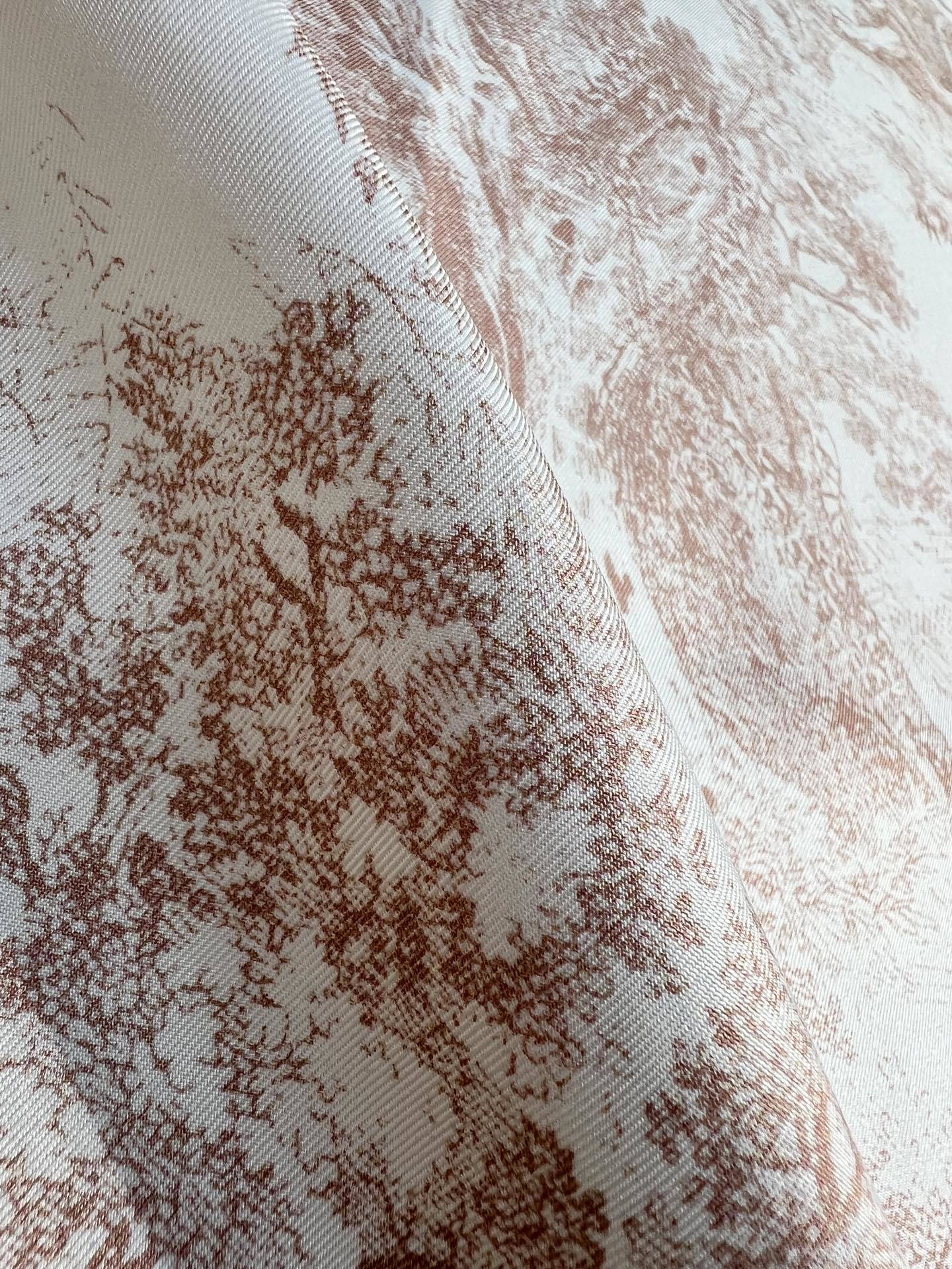 Dior 印花方巾-【18mm顶级真丝双面同色丝巾】
90 厘米象牙色和灰色桑蚕丝斜纹面料 Sauva