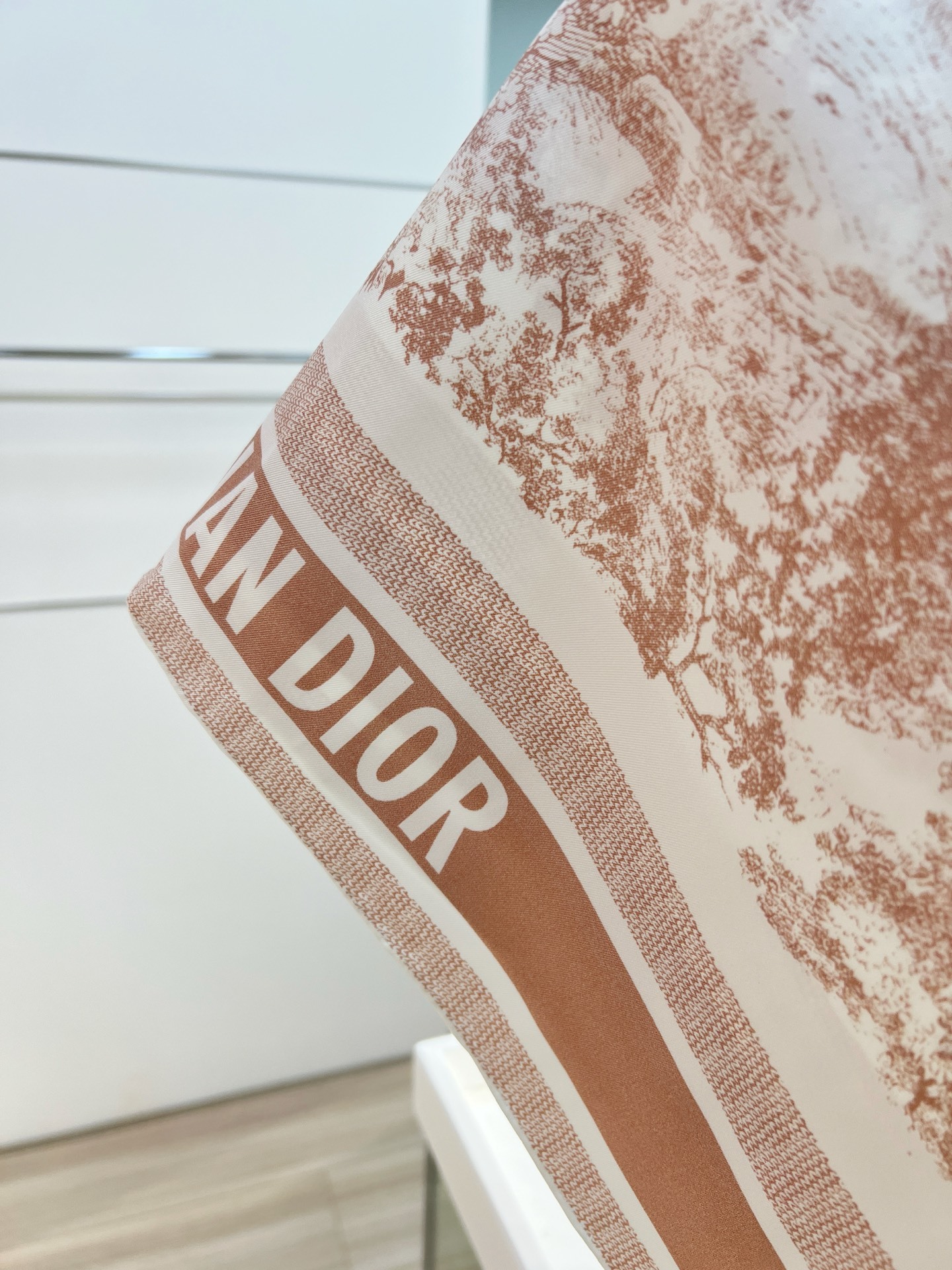 Dior 印花方巾-【18mm顶级真丝双面同色丝巾】
90 厘米象牙色和灰色桑蚕丝斜纹面料 Sauva