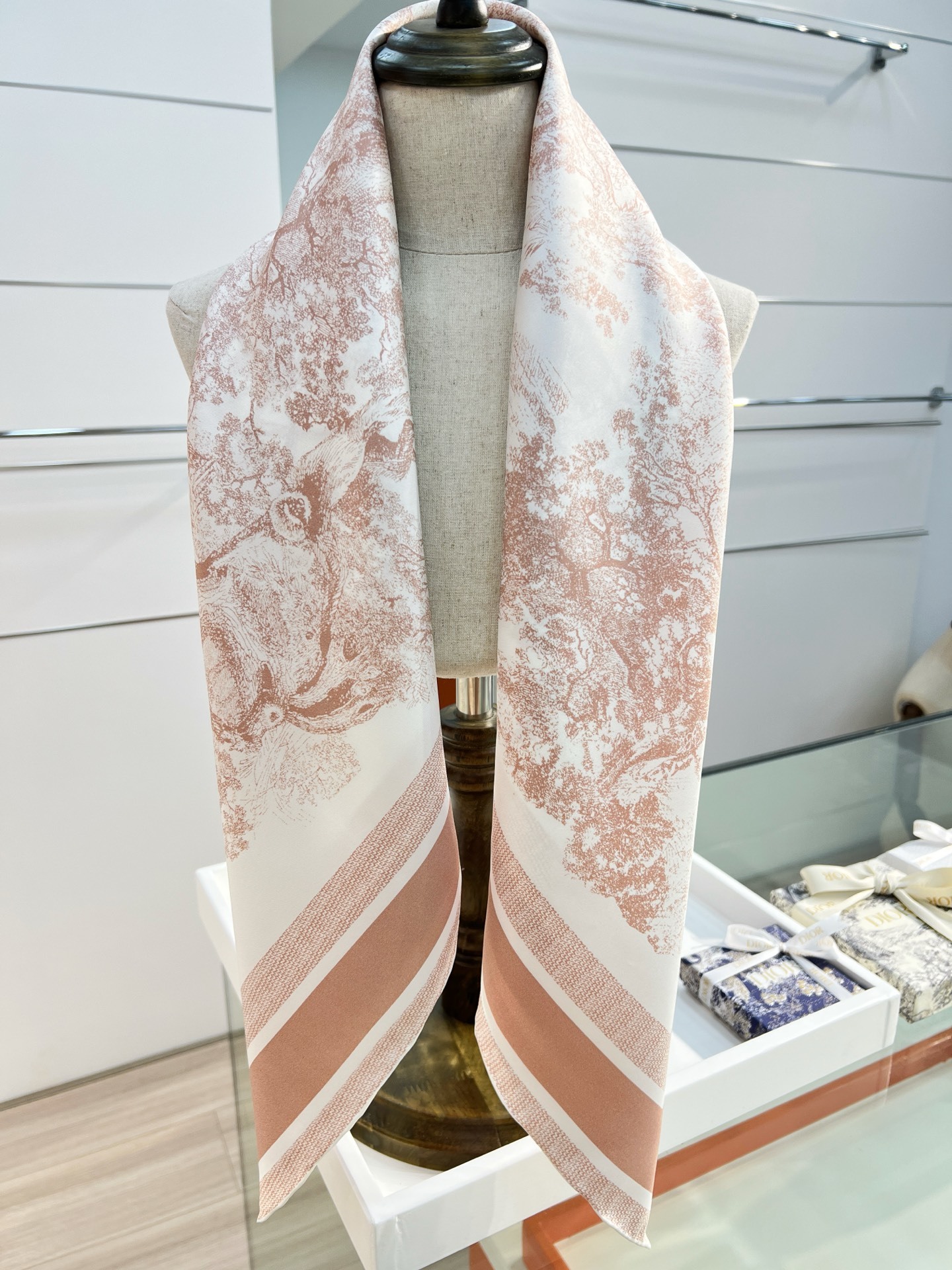 Dior 印花方巾-【18mm顶级真丝双面同色丝巾】
90 厘米象牙色和灰色桑蚕丝斜纹面料 Sauva