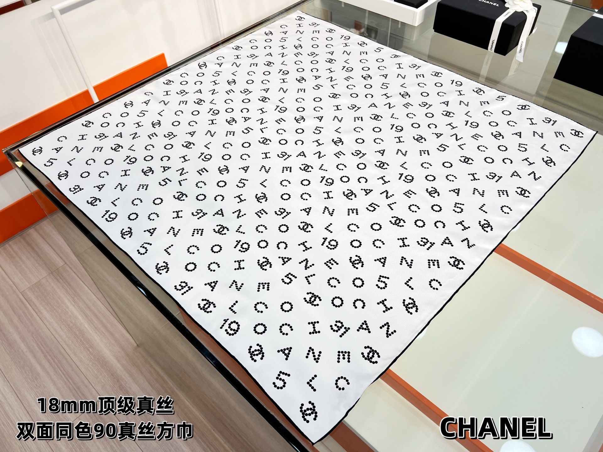Chanel 25s系列
【18mm双面同色丝巾】
有圆点组成的双C Logo
各种字母趣味搭配
活泼生