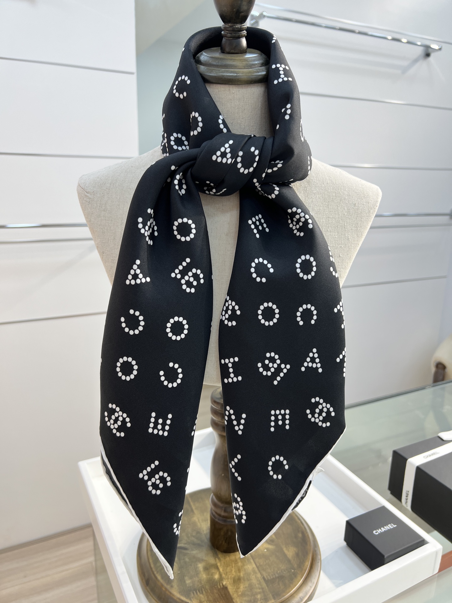 Chanel 25s系列
【18mm双面同色丝巾】
有圆点组成的双C Logo
各种字母趣味搭配
活泼生