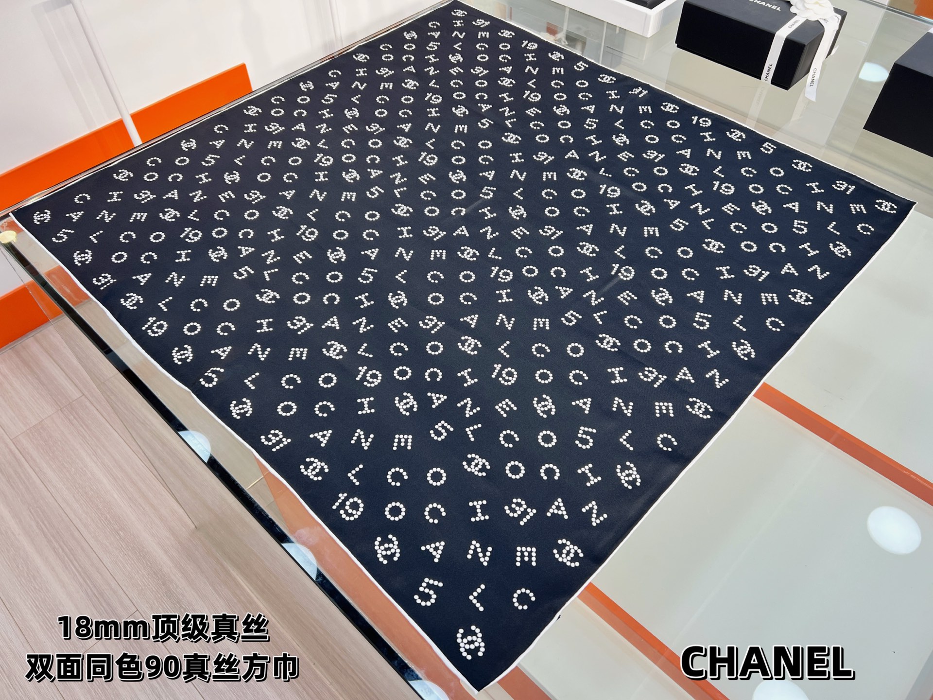 Chanel 25s系列
【18mm双面同色丝巾】
有圆点组成的双C Logo
各种字母趣味搭配
活泼生