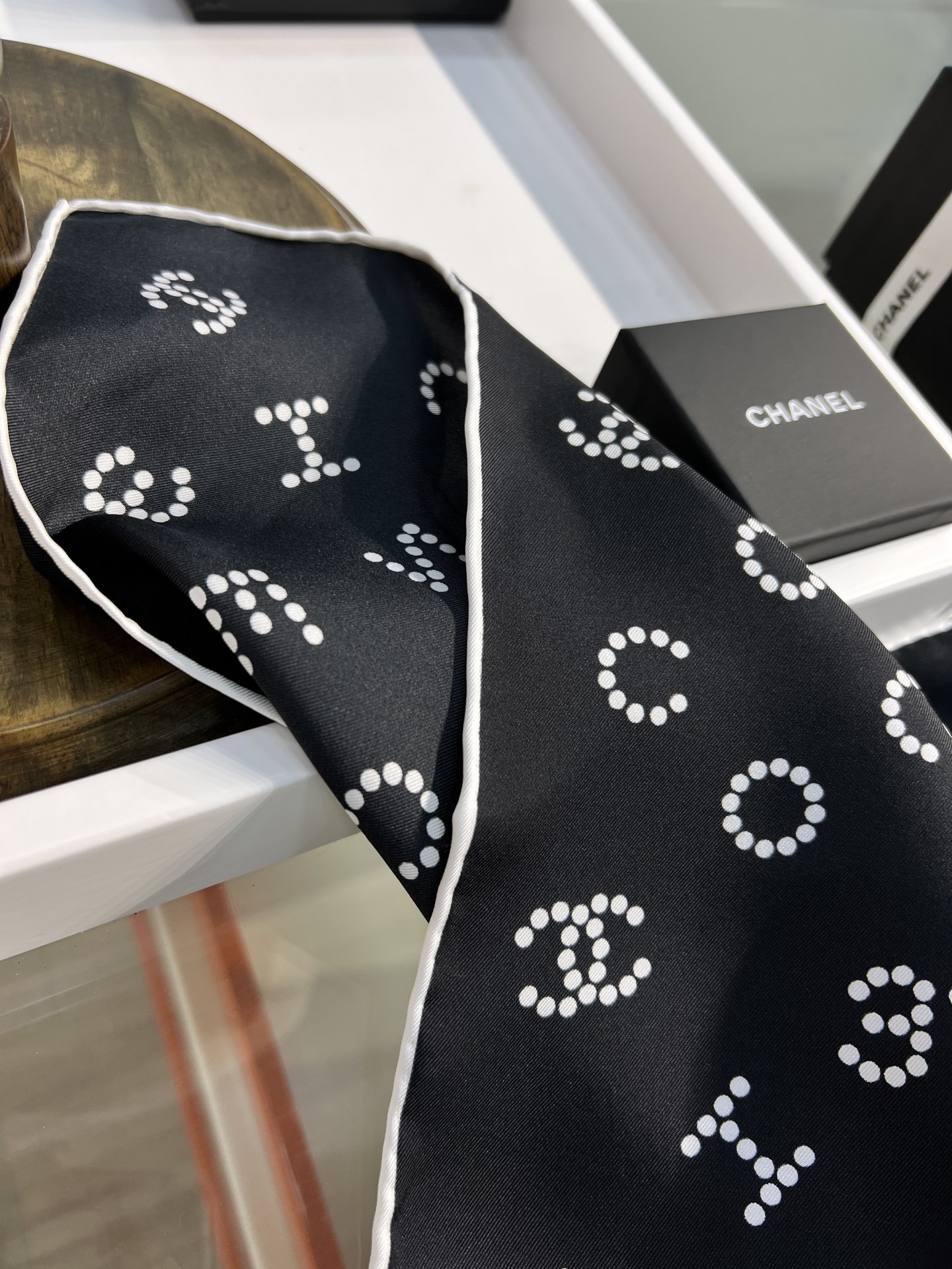 Chanel 25s系列
【18mm双面同色丝巾】
有圆点组成的双C Logo
各种字母趣味搭配
活泼生