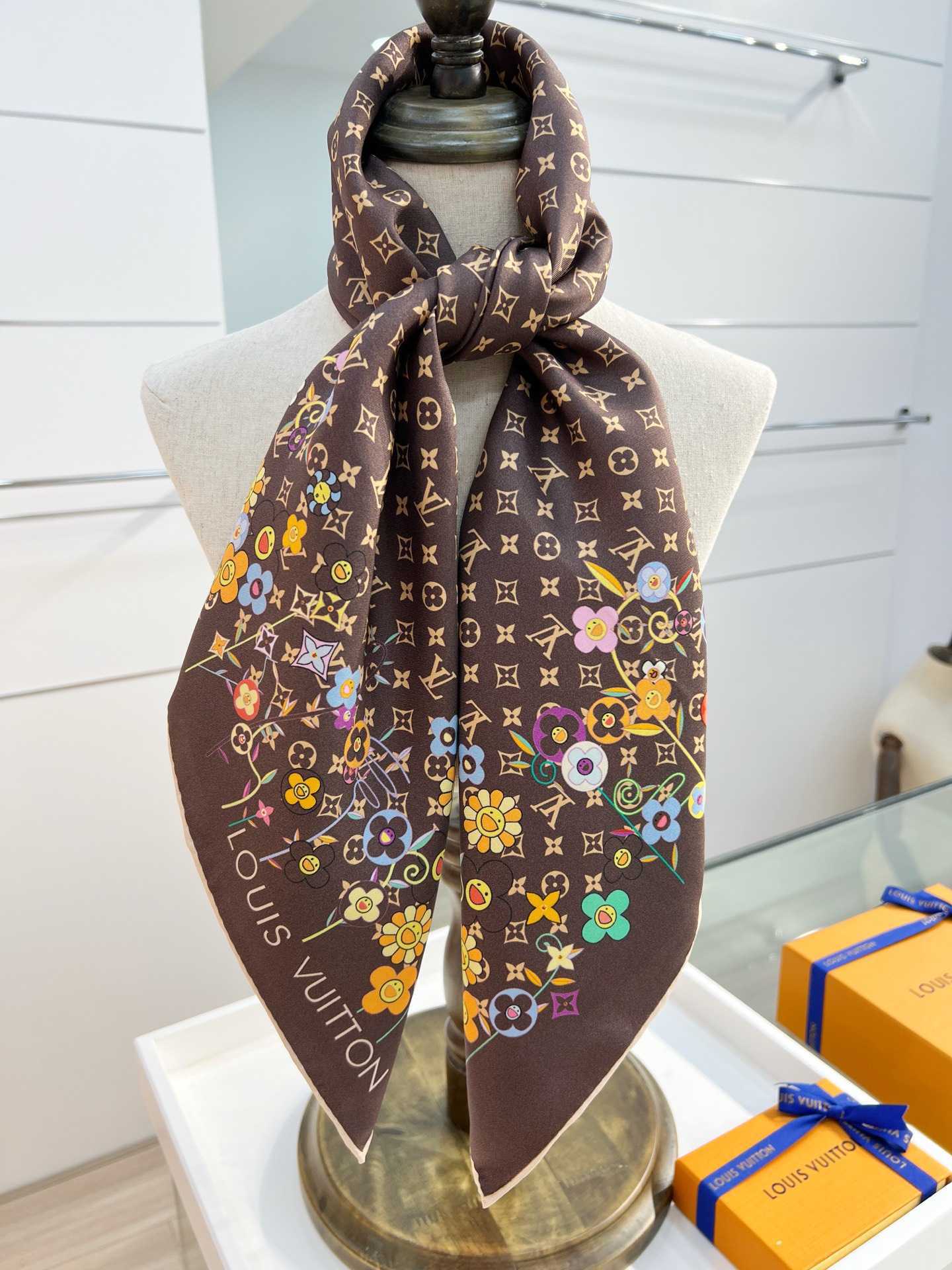LV x TM SUPERFLAT FLOWERS 90 方巾
【18mm顶级真丝双面同色丝巾】

LV
