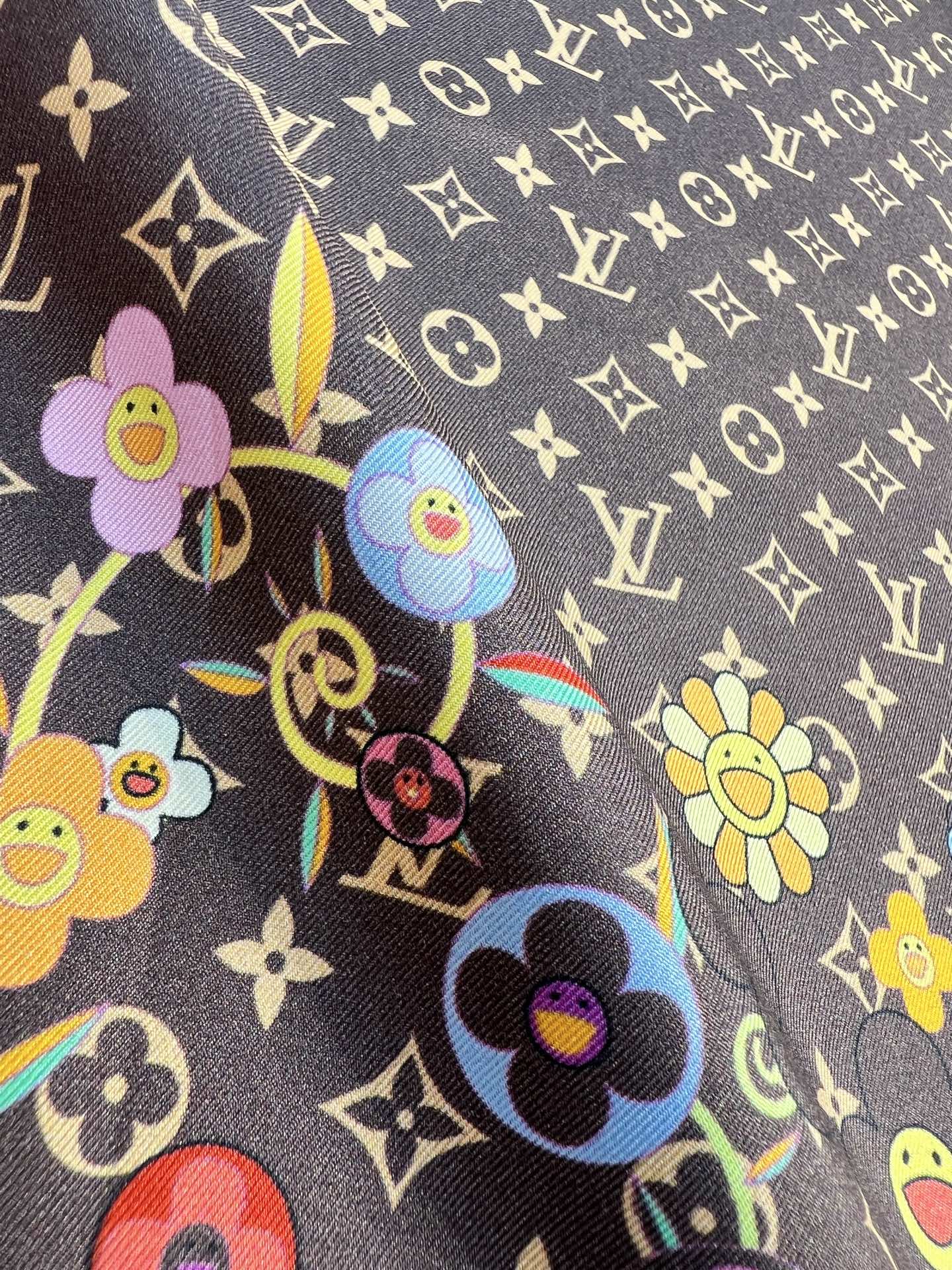 LV x TM SUPERFLAT FLOWERS 90 方巾
【18mm顶级真丝双面同色丝巾】

LV