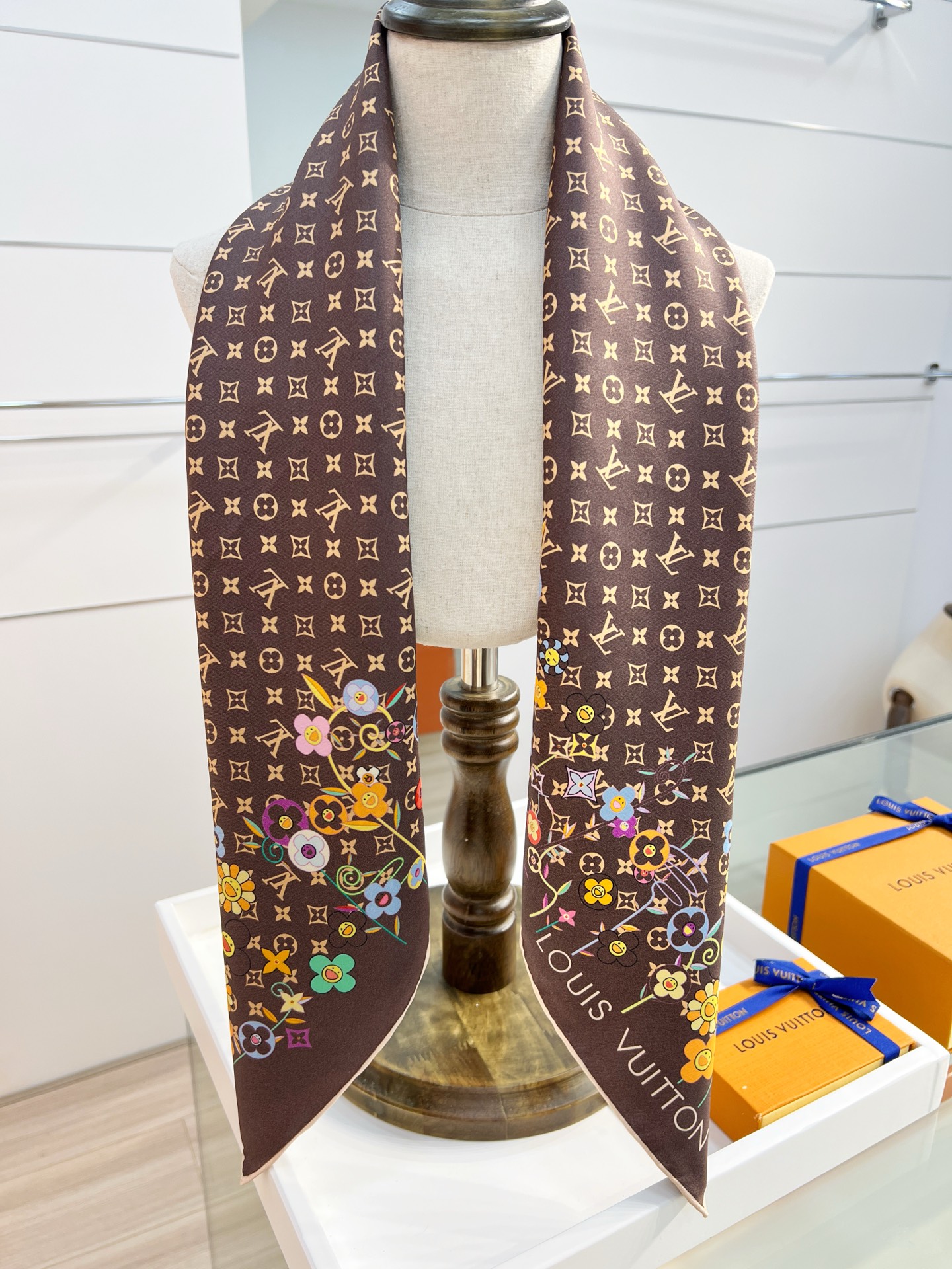 LV x TM SUPERFLAT FLOWERS 90 方巾
【18mm顶级真丝双面同色丝巾】

LV