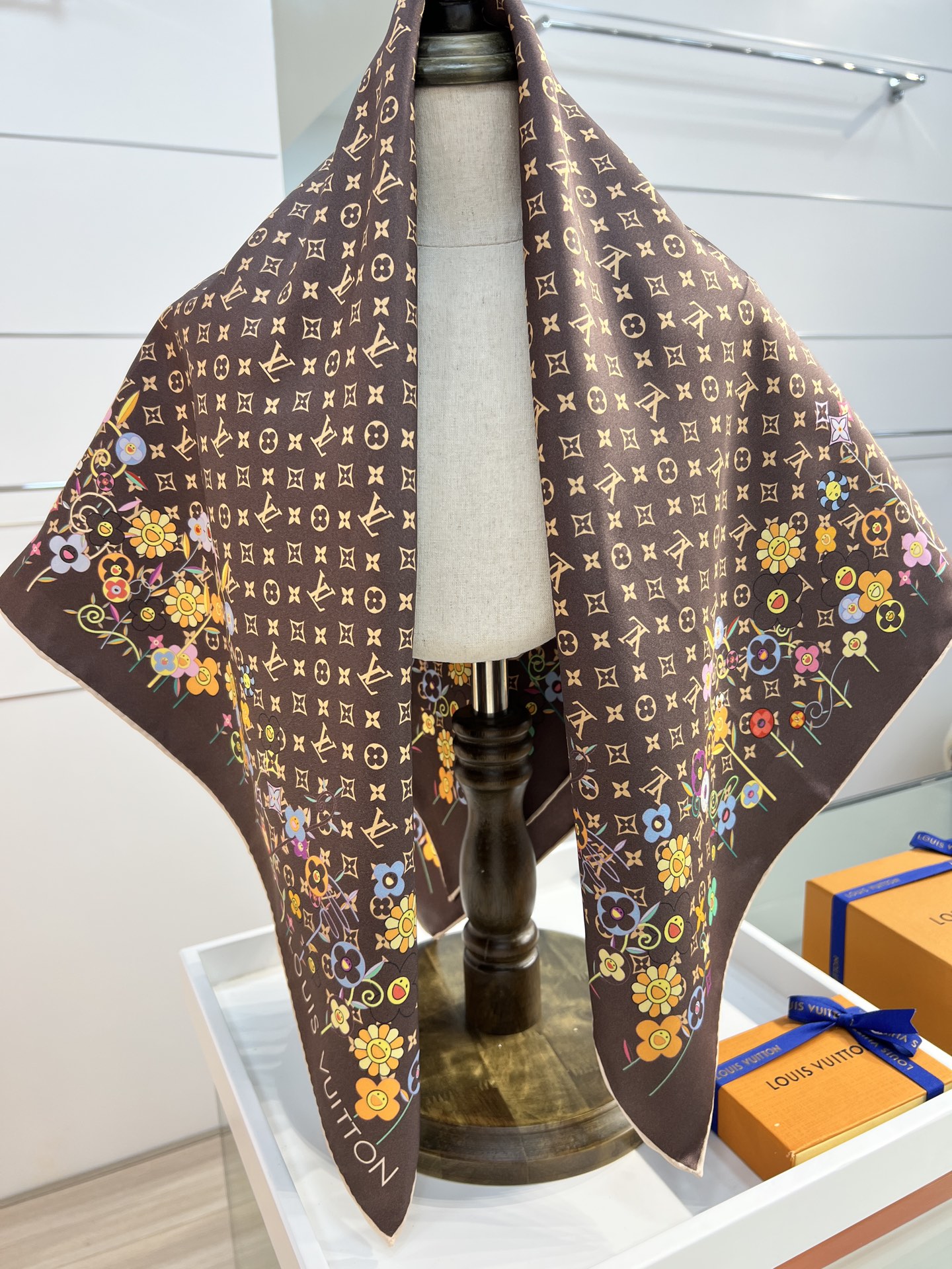 LV x TM SUPERFLAT FLOWERS 90 方巾
【18mm顶级真丝双面同色丝巾】

LV