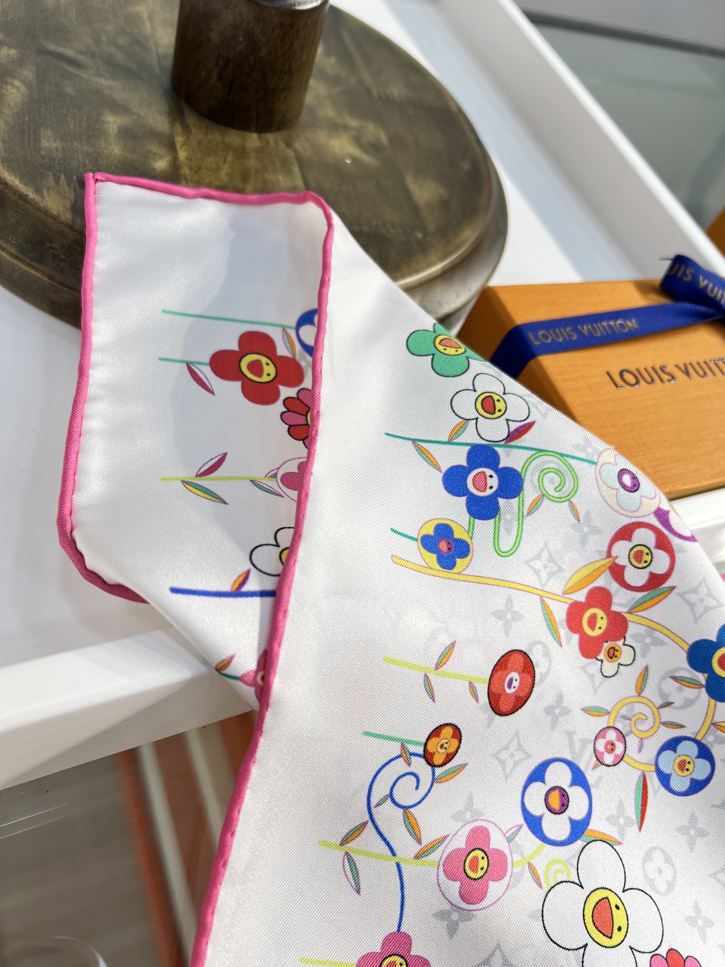 LV x TM SUPERFLAT FLOWERS 90 方巾
【18mm顶级真丝双面同色丝巾】

LV
