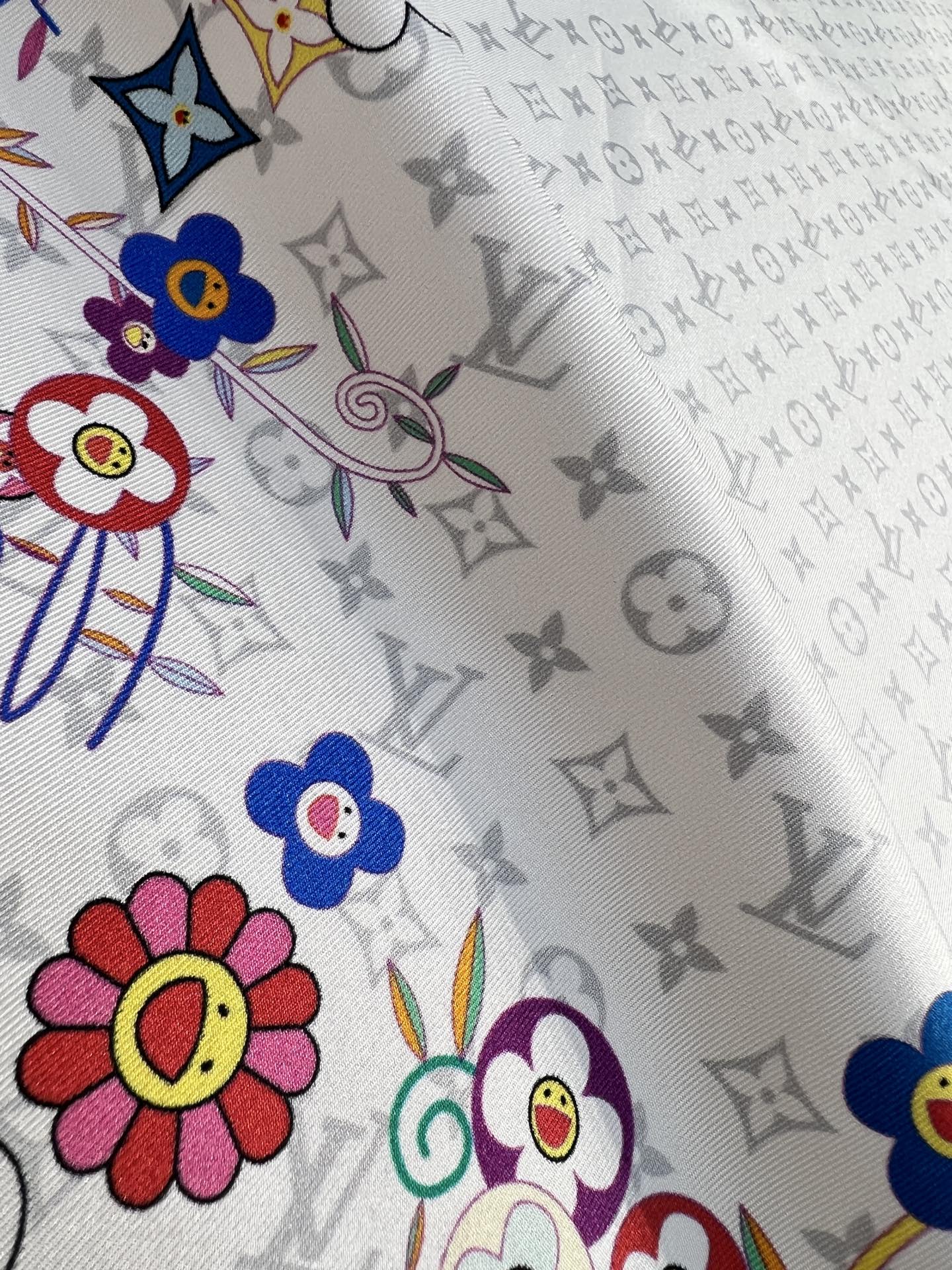 LV x TM SUPERFLAT FLOWERS 90 方巾
【18mm顶级真丝双面同色丝巾】

LV
