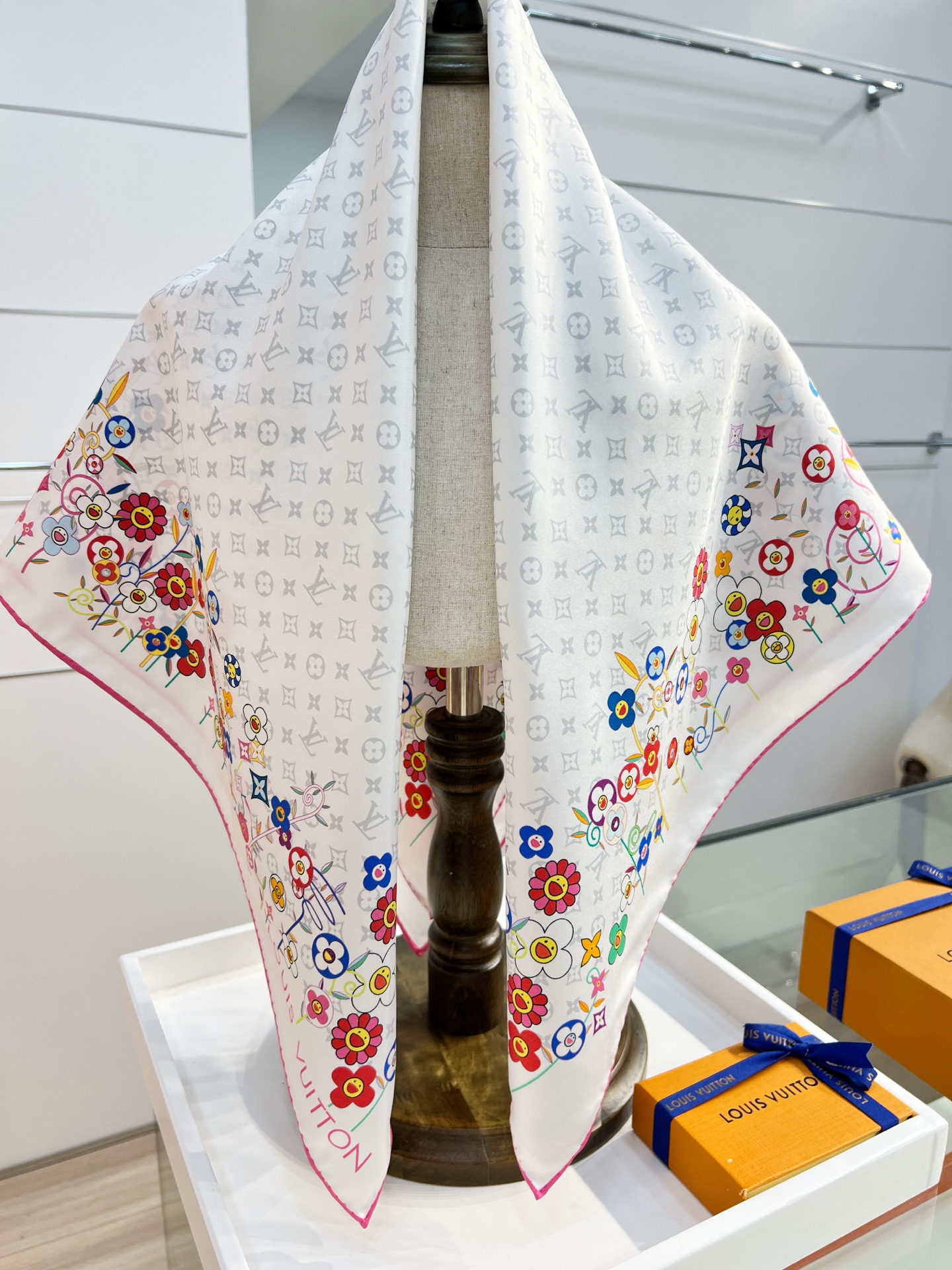 LV x TM SUPERFLAT FLOWERS 90 方巾
【18mm顶级真丝双面同色丝巾】

LV