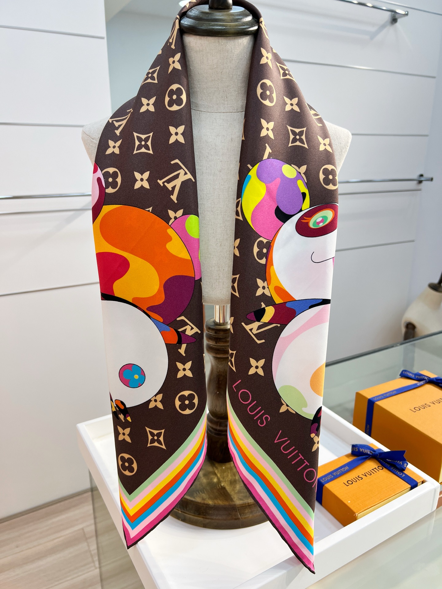 LV x TM SUPERFLAT 90 方巾
【18mm顶级真丝双面同色丝巾】

LV x TM Mo
