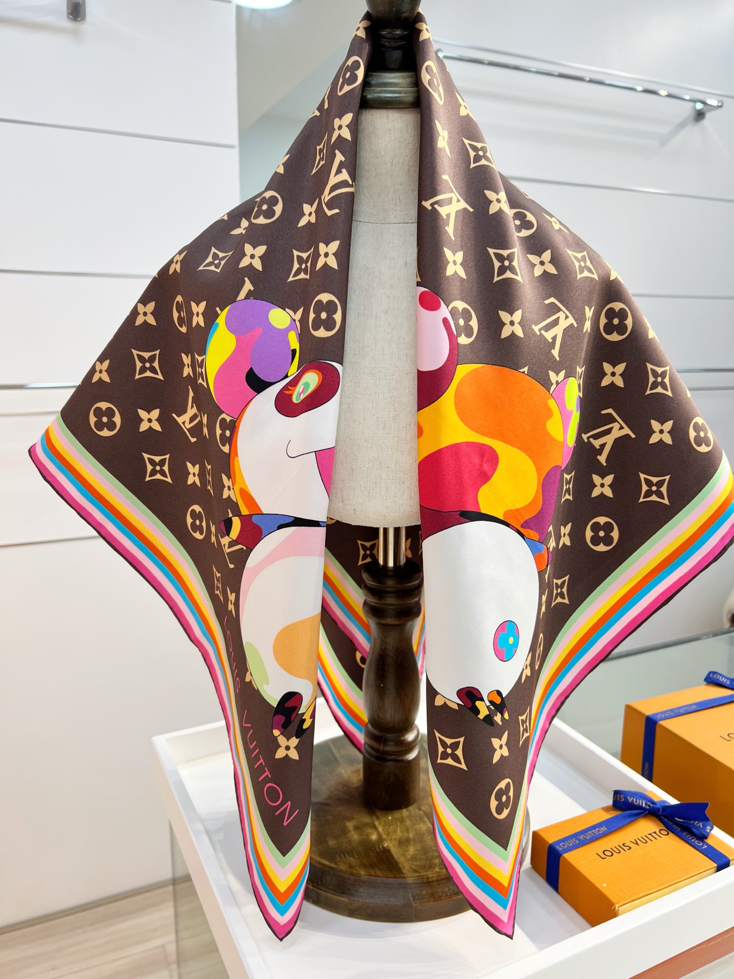 LV x TM SUPERFLAT 90 方巾
【18mm顶级真丝双面同色丝巾】

LV x TM Mo