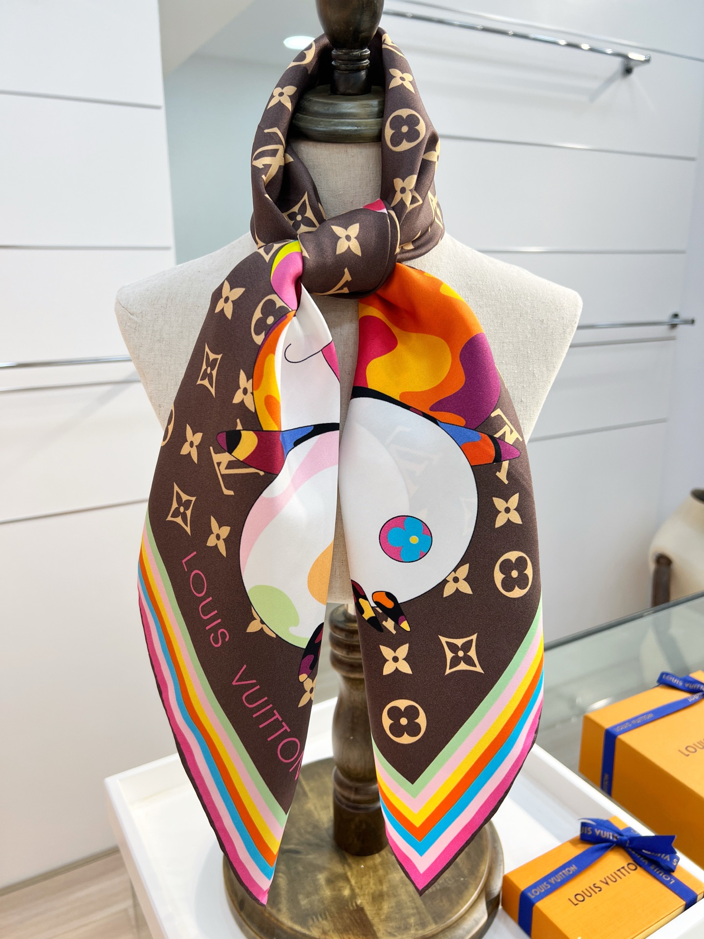 LV x TM SUPERFLAT 90 方巾
【18mm顶级真丝双面同色丝巾】

LV x TM Mo