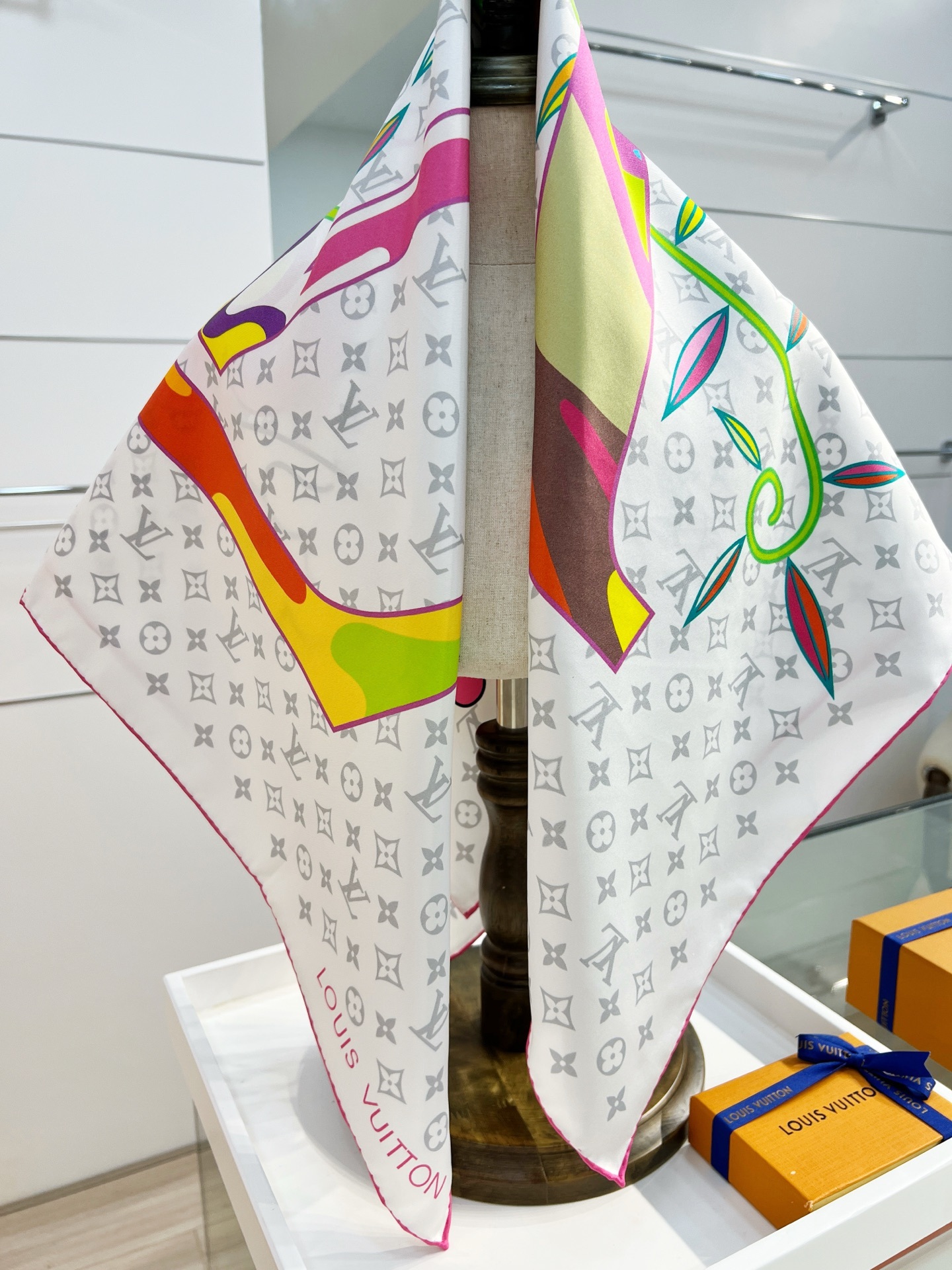 LV x TM SUPERFLAT 90 方巾
【18mm顶级真丝双面同色丝巾】
LV x TM Mo
