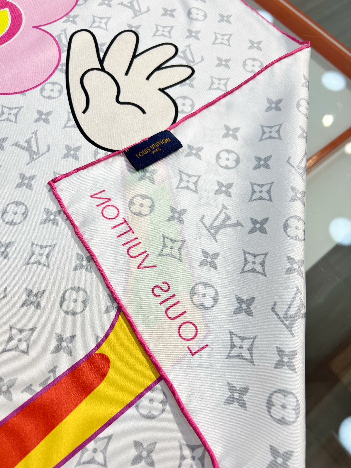LV x TM SUPERFLAT 90 方巾
【18mm顶级真丝双面同色丝巾】
LV x TM Mo