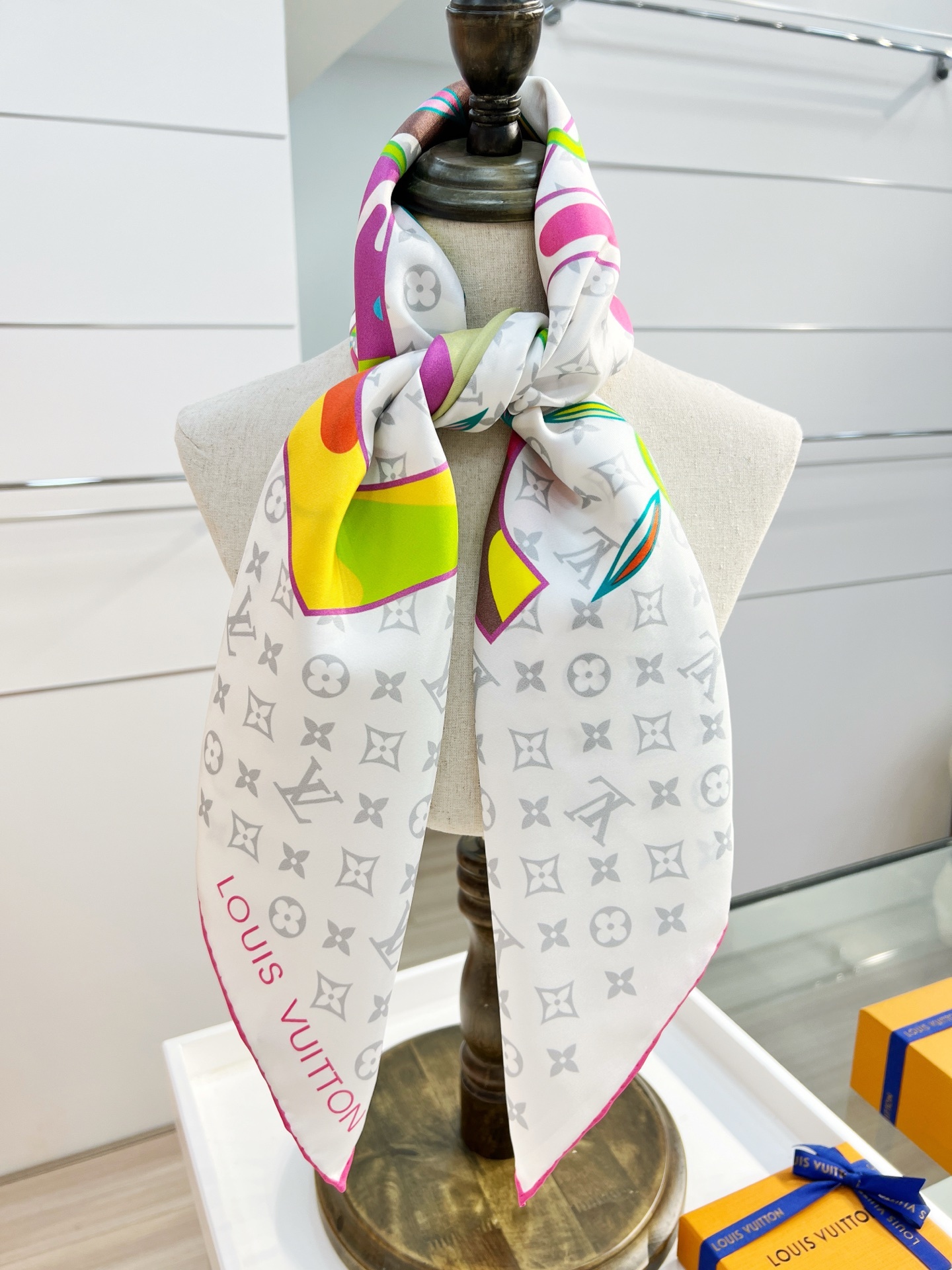 LV x TM SUPERFLAT 90 方巾
【18mm顶级真丝双面同色丝巾】
LV x TM Mo