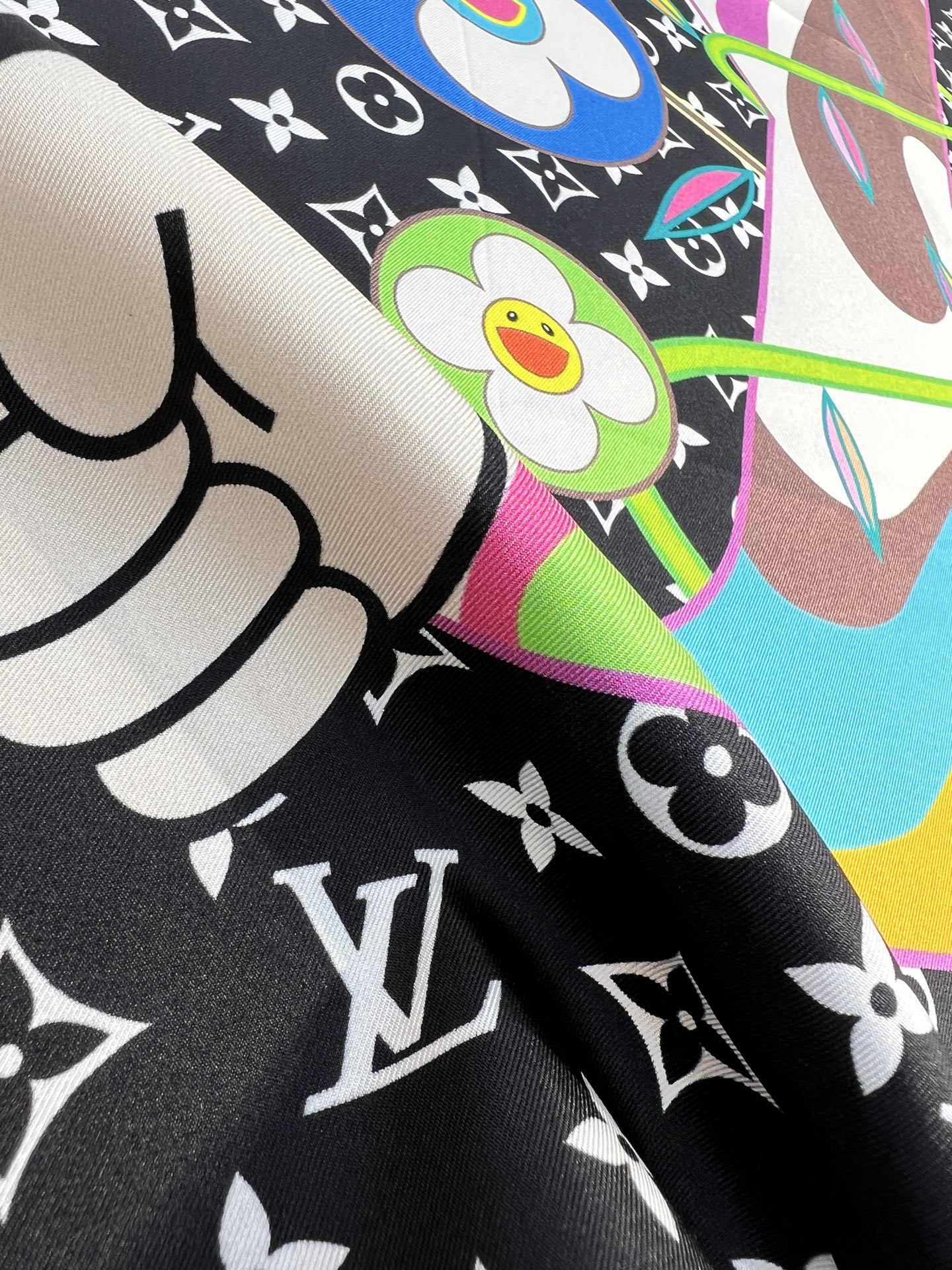 LV x TM SUPERFLAT 90 方巾
【18mm顶级真丝双面同色丝巾】

LV x TM Mo