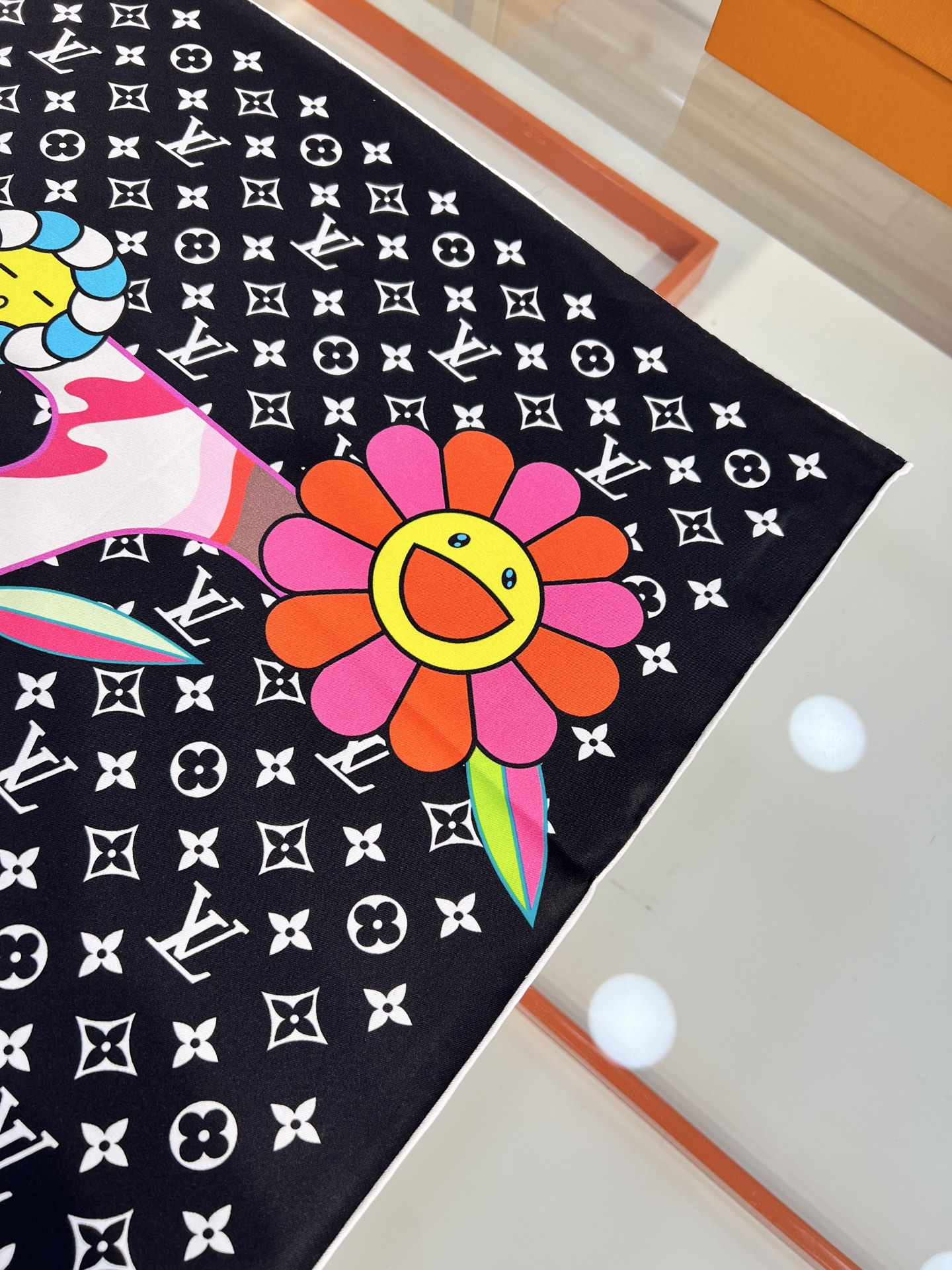 LV x TM SUPERFLAT 90 方巾
【18mm顶级真丝双面同色丝巾】

LV x TM Mo