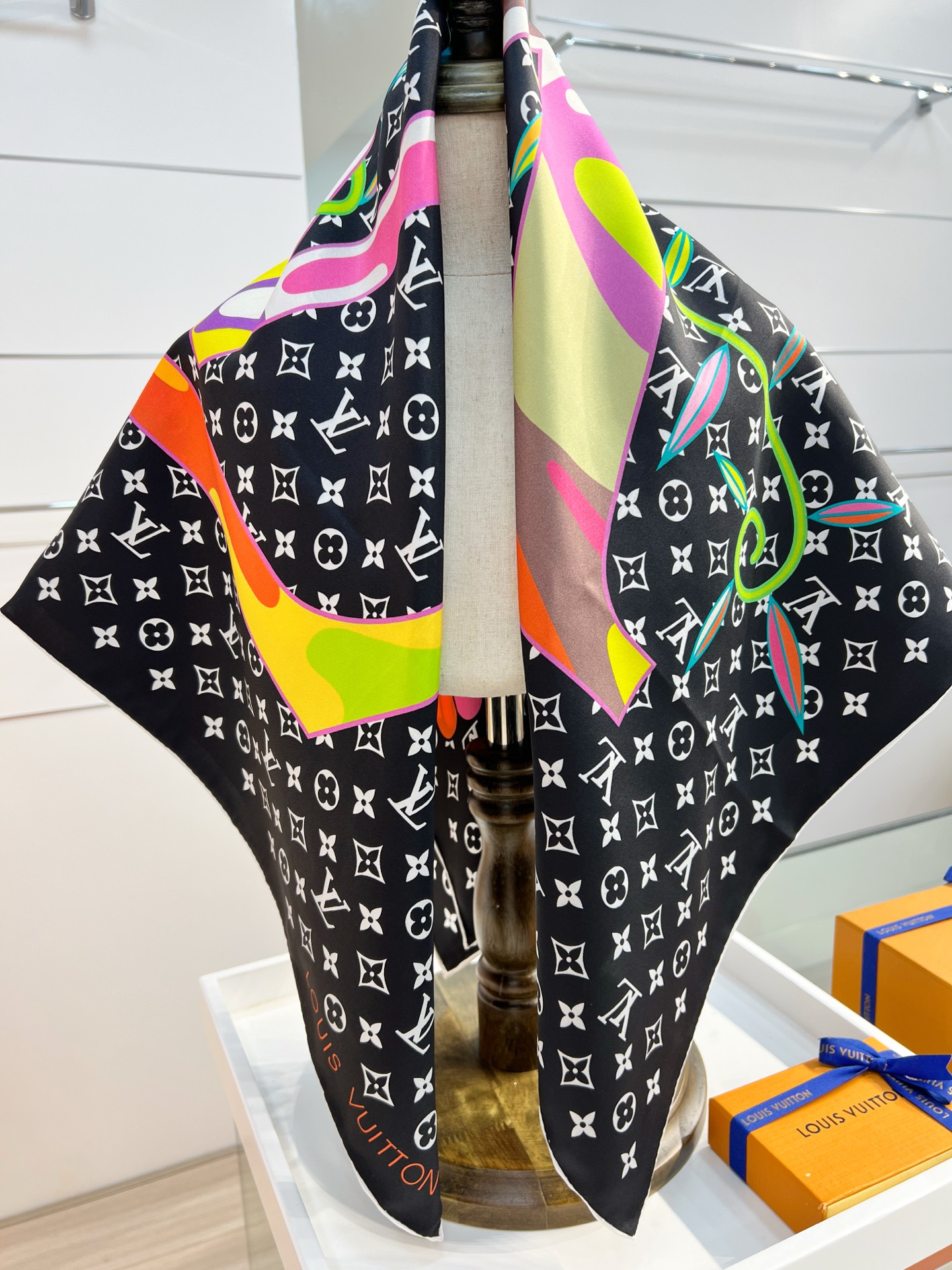 LV x TM SUPERFLAT 90 方巾
【18mm顶级真丝双面同色丝巾】

LV x TM Mo
