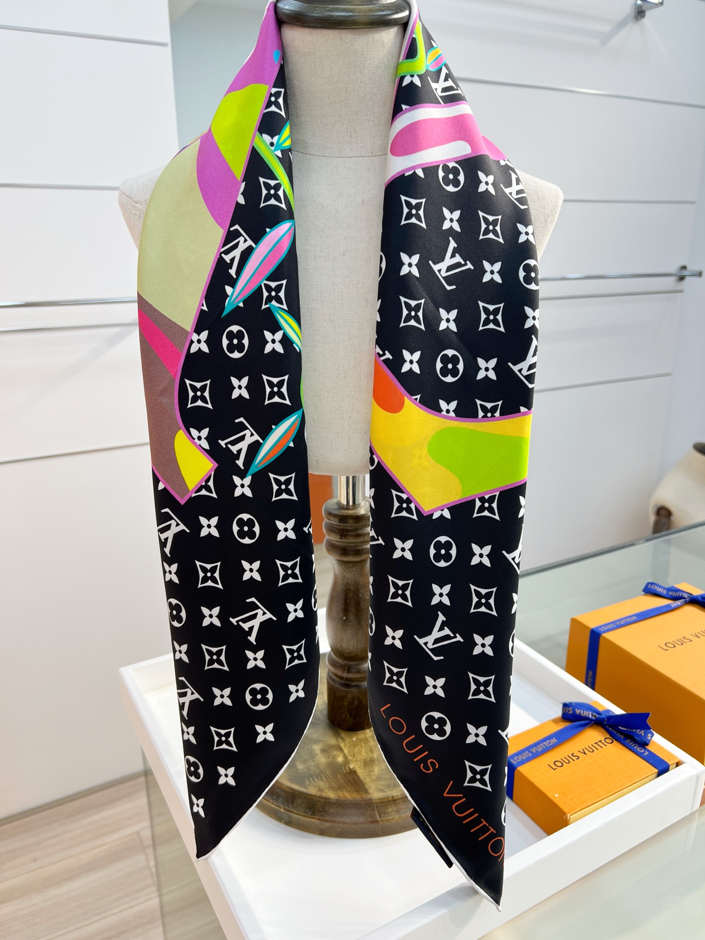 LV x TM SUPERFLAT 90 方巾
【18mm顶级真丝双面同色丝巾】

LV x TM Mo