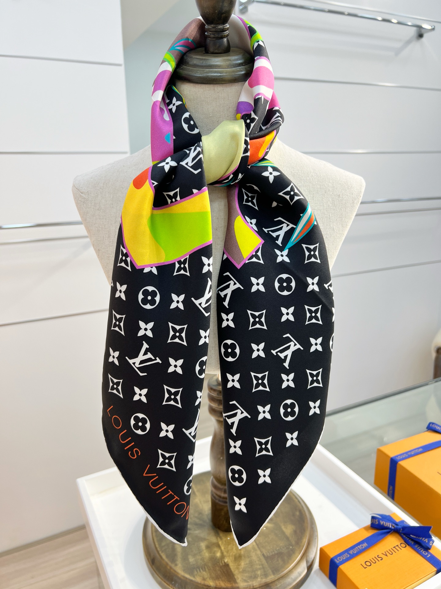 LV x TM SUPERFLAT 90 方巾
【18mm顶级真丝双面同色丝巾】

LV x TM Mo