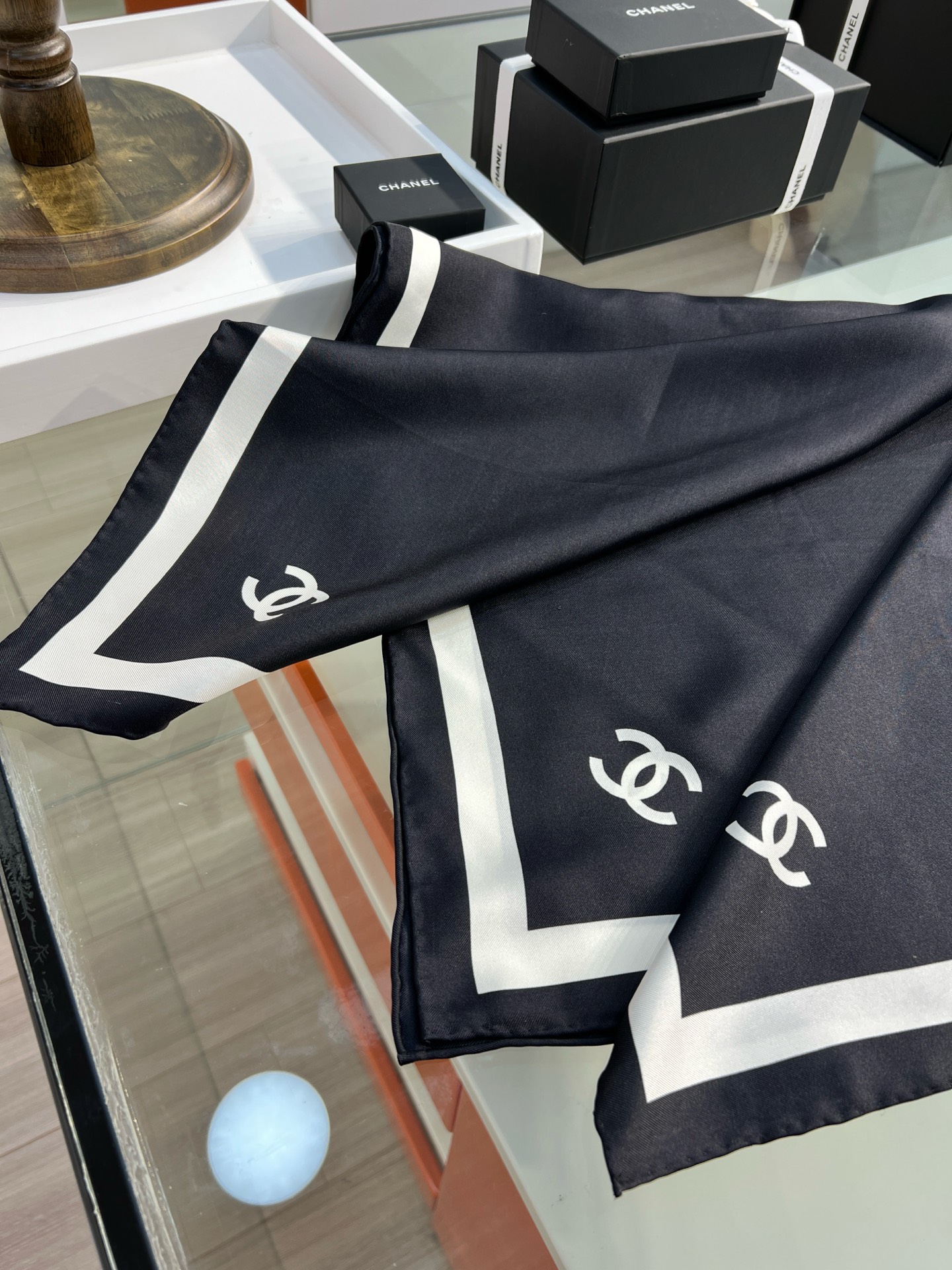 Chanel新款 25s 丝巾也太绝了吧～一秒提升贵气感……
【18mm顶级真丝双面同色印花丝巾】
P新