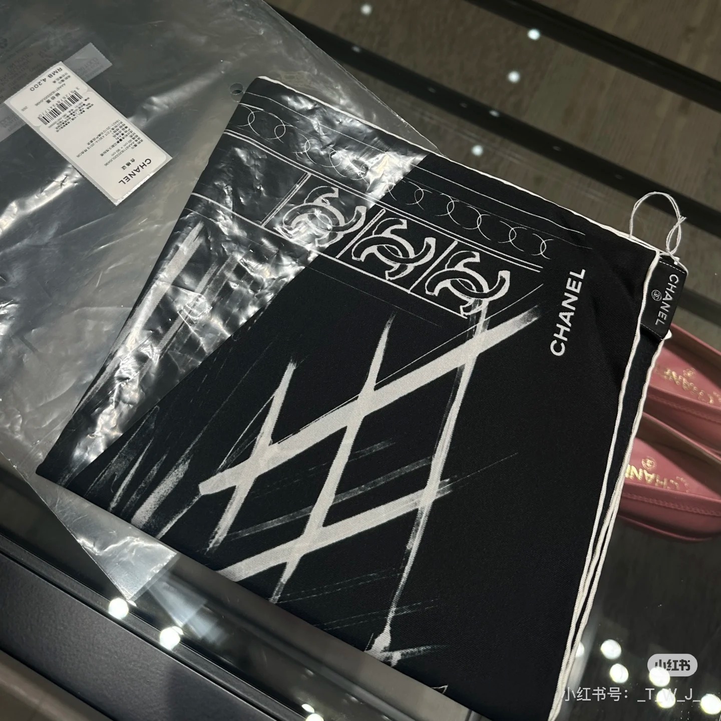New~香奈儿这款必入
【18mm顶级真丝双面同色】

丝巾的图案是巴黎大皇宫中被命名为“Gabriel