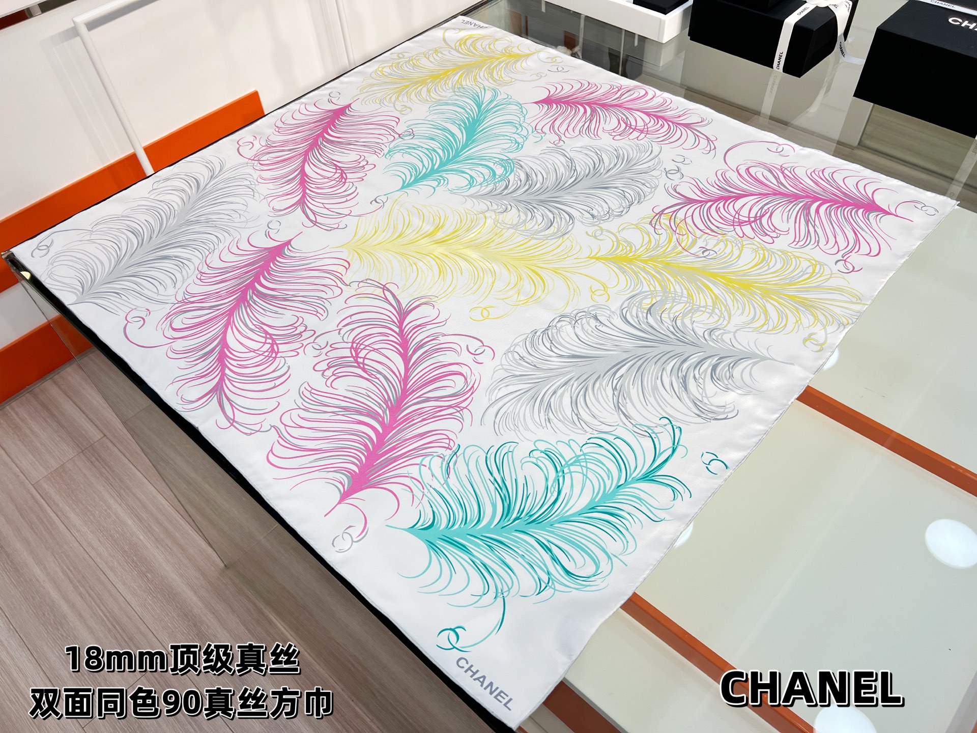 Chanel 25。 羽毛系列～～
【18mm顶级真丝双面同色印花】
实物真的超级美丽的一款
羽毛的轻柔