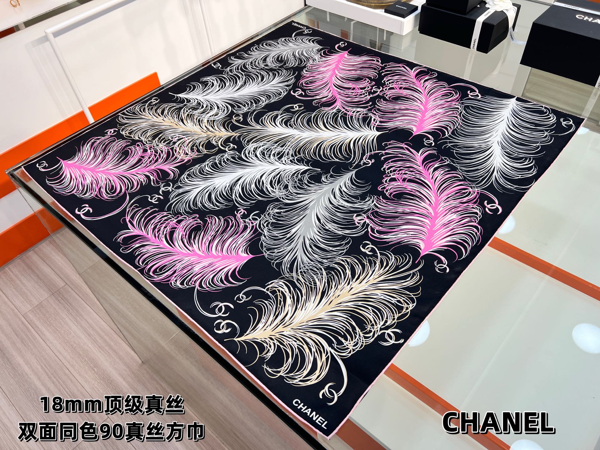 Chanel 25。 羽毛系列～～
【18mm顶级真丝双面同色印花】
实物真的超级美丽的一款
羽毛的轻柔