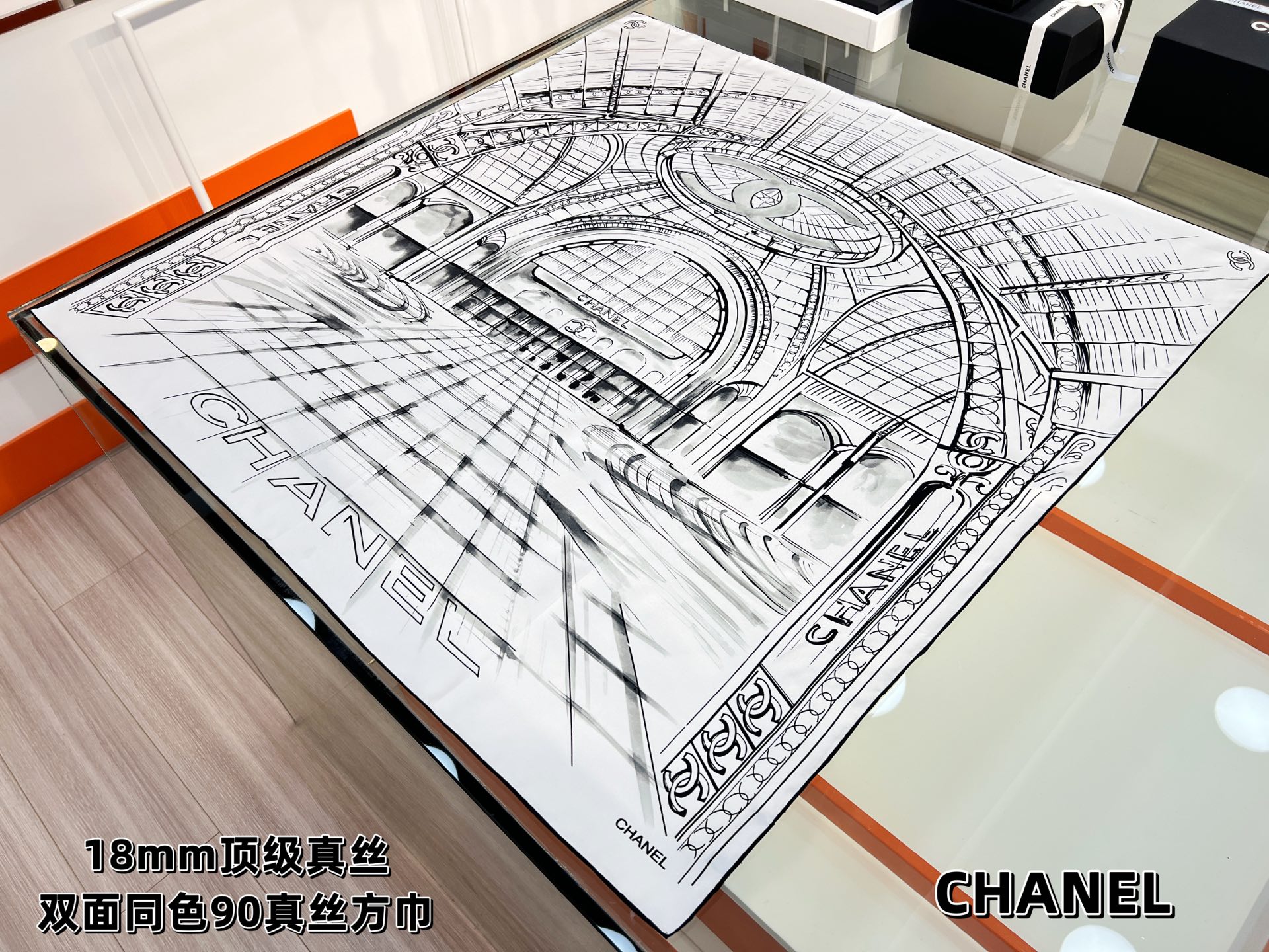 New~香奈儿这款必入
【18mm顶级真丝双面同色】
丝巾的图案是巴黎大皇宫中被命名为“Gabriell