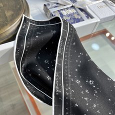 这款Dior 星座系列~ 【18mm顶级真丝双面同色印花方巾】是发布秀的主打款式,以 Zodiac 印 这款Dior 星座系列~ 【18mm顶级真丝双面同色印花方巾】是发布秀的主打款式,以 Zodiac 印