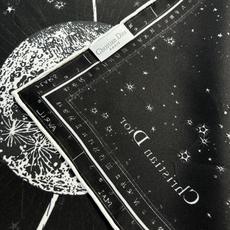 这款Dior 星座系列~ 【18mm顶级真丝双面同色印花方巾】是发布秀的主打款式,以 Zodiac 印 这款Dior 星座系列~ 【18mm顶级真丝双面同色印花方巾】是发布秀的主打款式,以 Zodiac 印