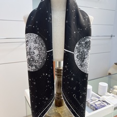 这款Dior 星座系列~ 【18mm顶级真丝双面同色印花方巾】是发布秀的主打款式,以 Zodiac 印 这款Dior 星座系列~ 【18mm顶级真丝双面同色印花方巾】是发布秀的主打款式,以 Zodiac 印
