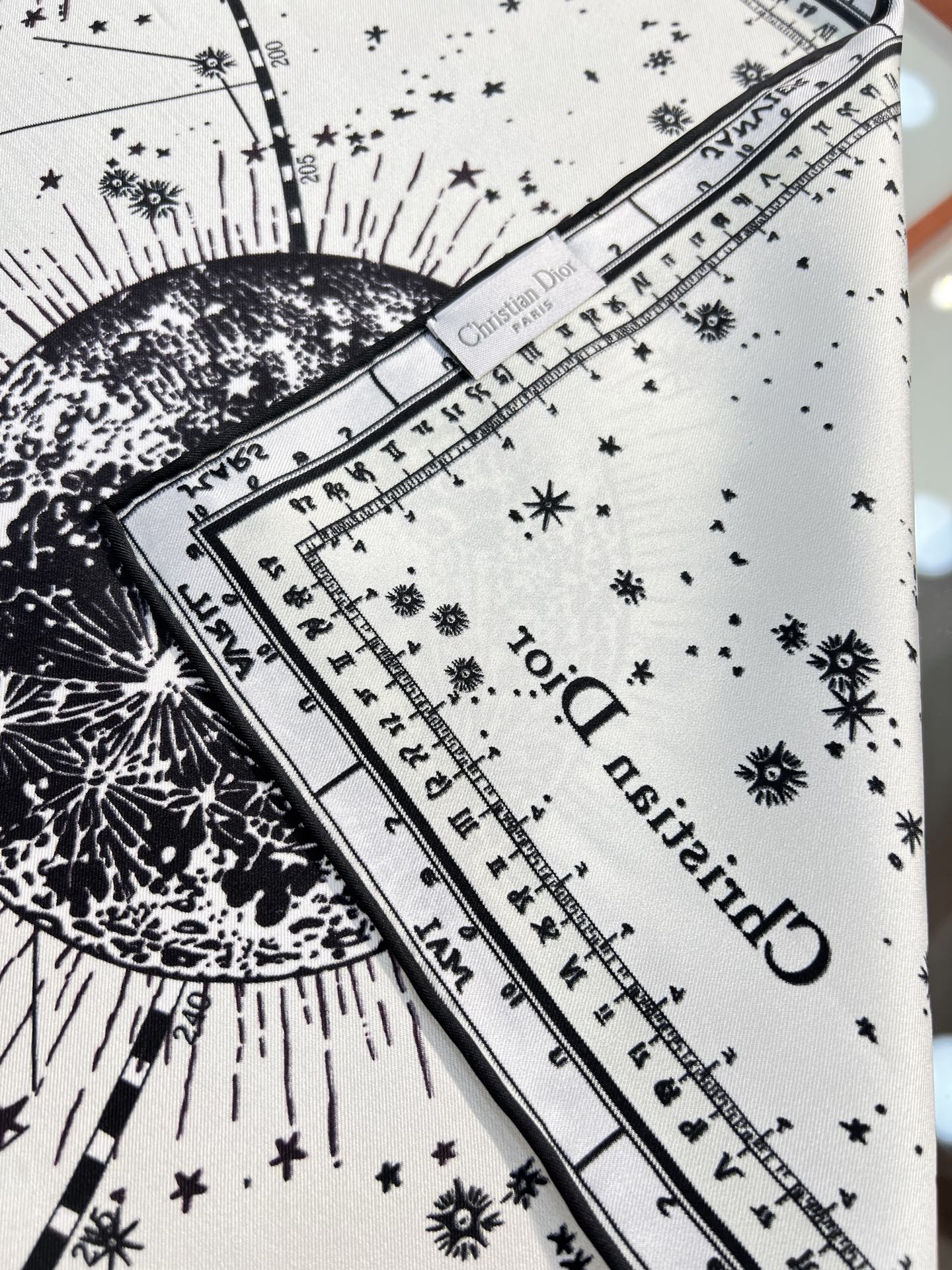 这款Dior 星座系列～  【18mm顶级真丝双面同色印花方巾】是发布秀的主打款式，以 Zodiac 印