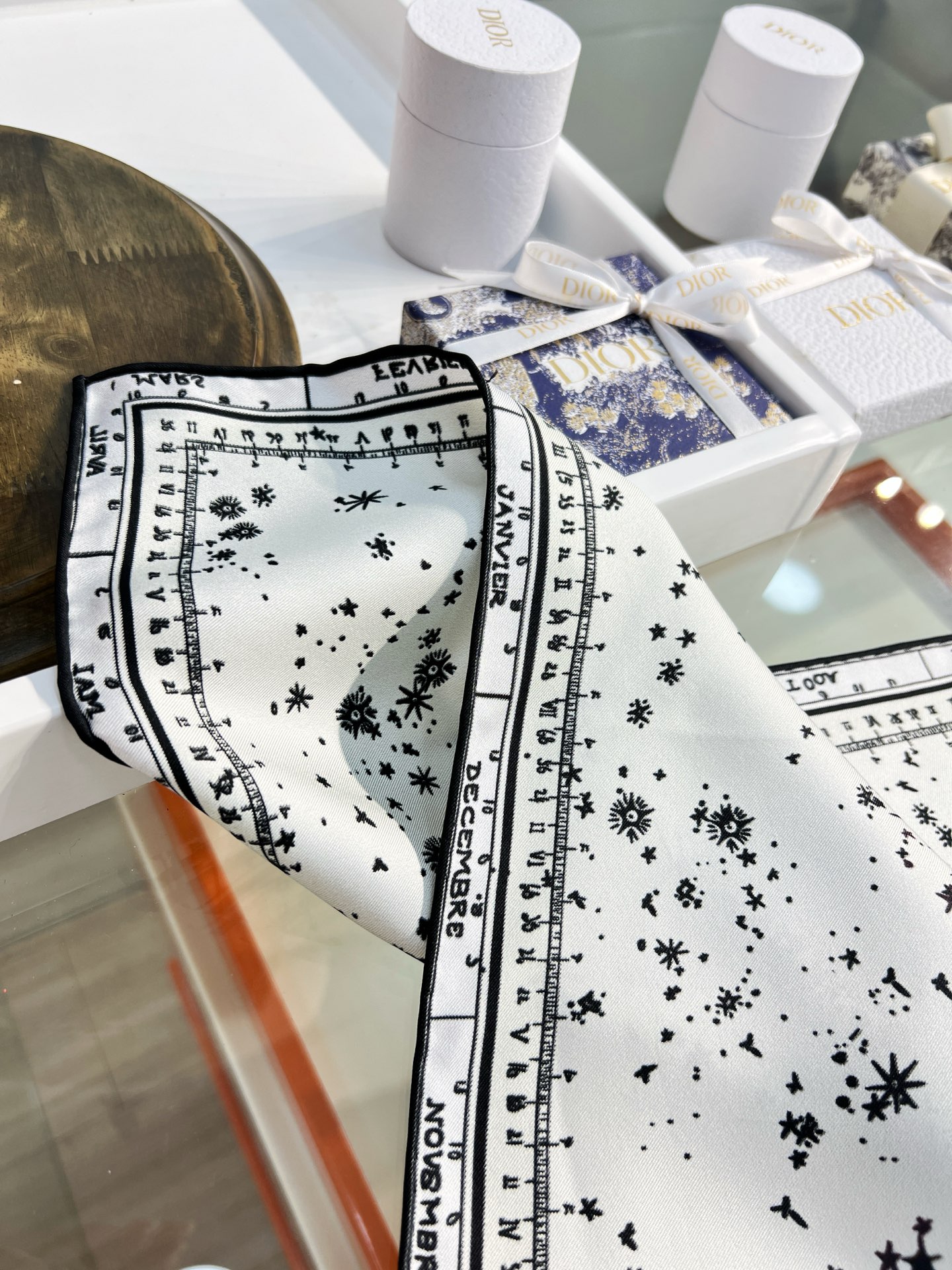 这款Dior 星座系列～  【18mm顶级真丝双面同色印花方巾】是发布秀的主打款式，以 Zodiac 印