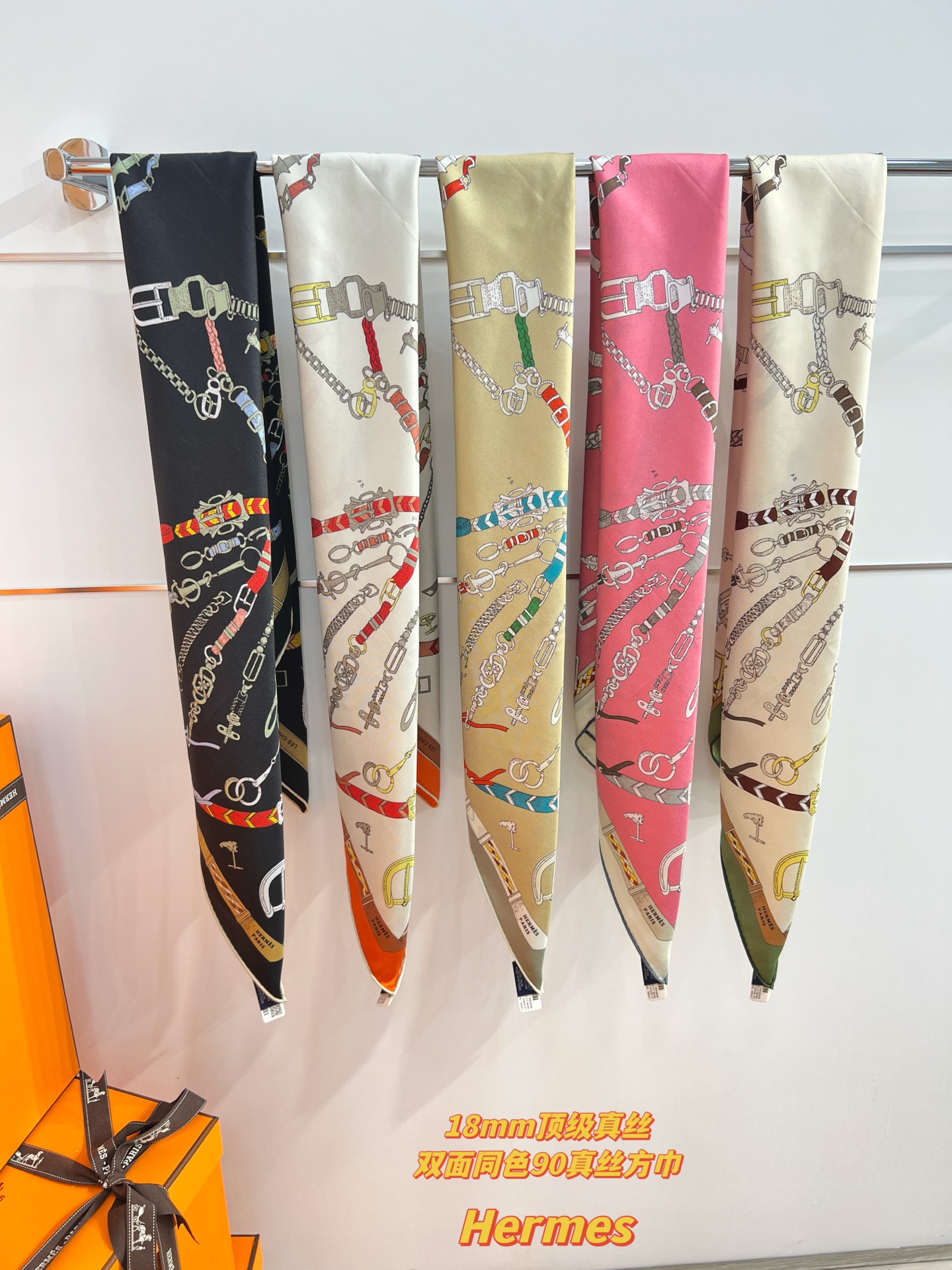 “跃动的马儿”90双面方巾
 【18mm顶级真丝】

手工卷边斜纹真丝方巾（100%桑蚕丝）。

这款爱