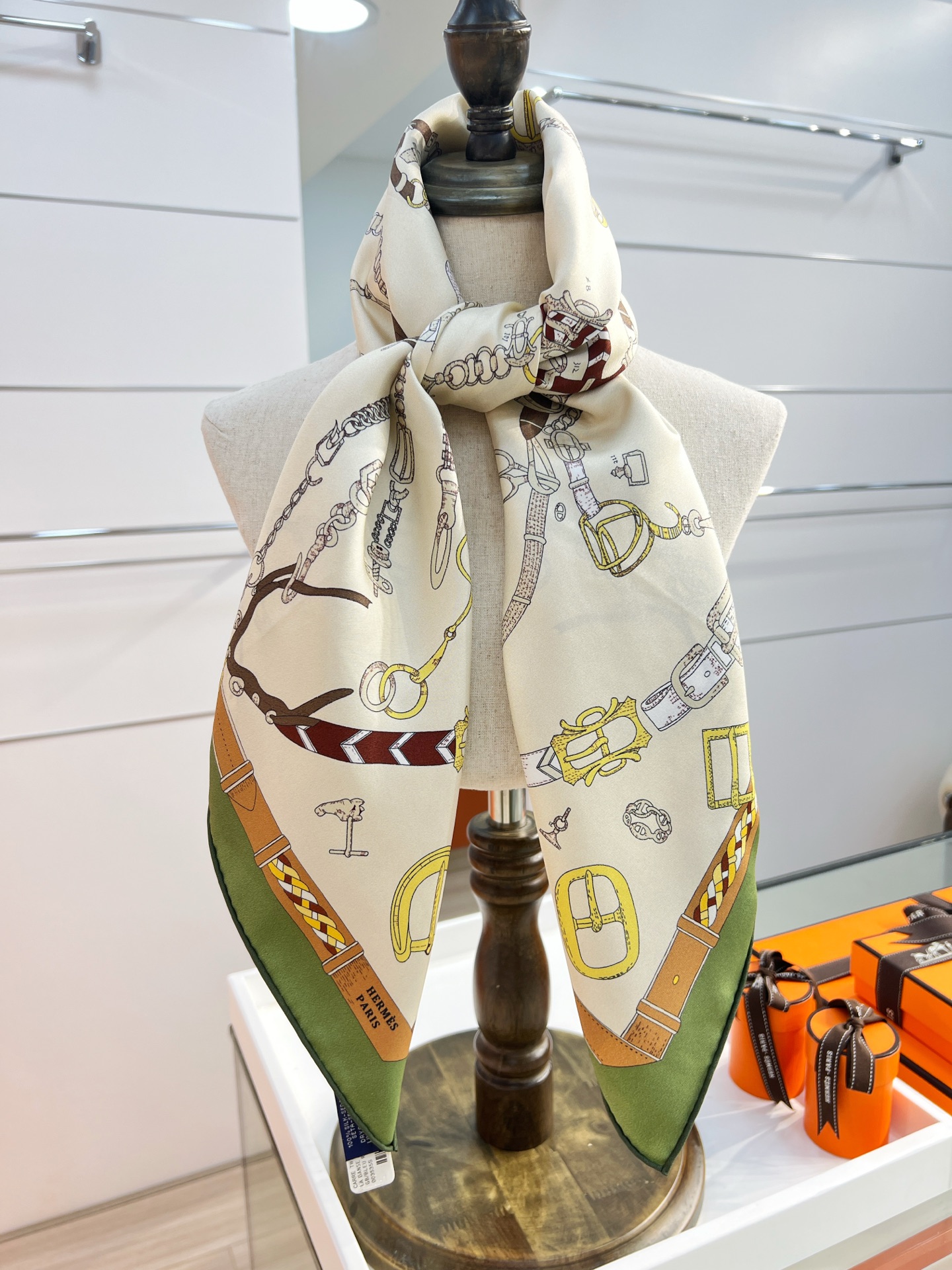 “跃动的马儿”90双面方巾
 【18mm顶级真丝】

手工卷边斜纹真丝方巾（100%桑蚕丝）。

这款爱