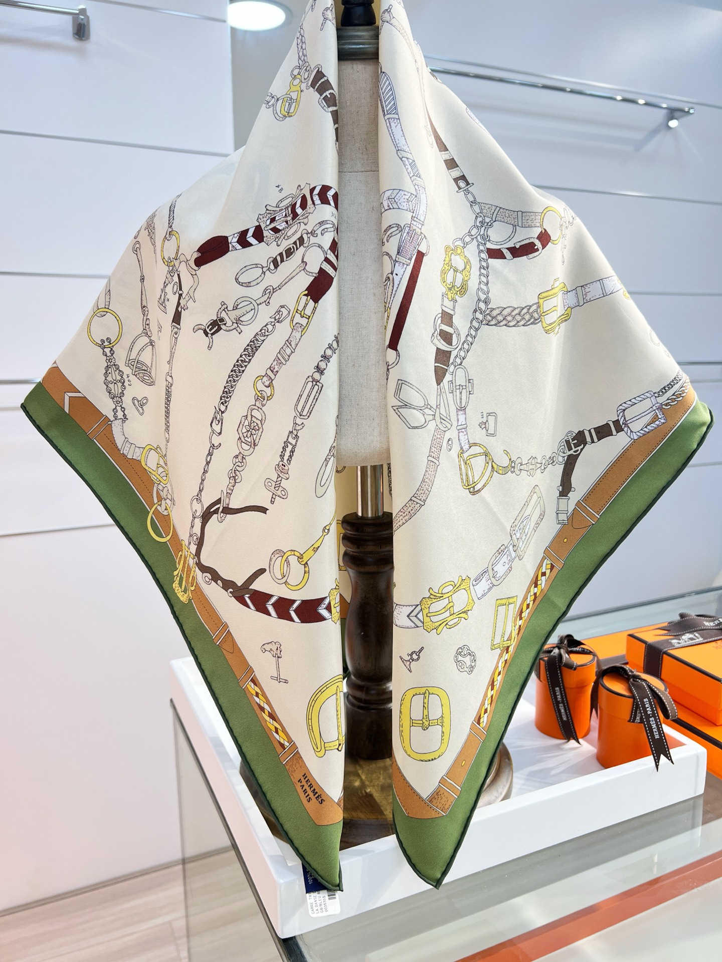 “跃动的马儿”90双面方巾
 【18mm顶级真丝】

手工卷边斜纹真丝方巾（100%桑蚕丝）。

这款爱