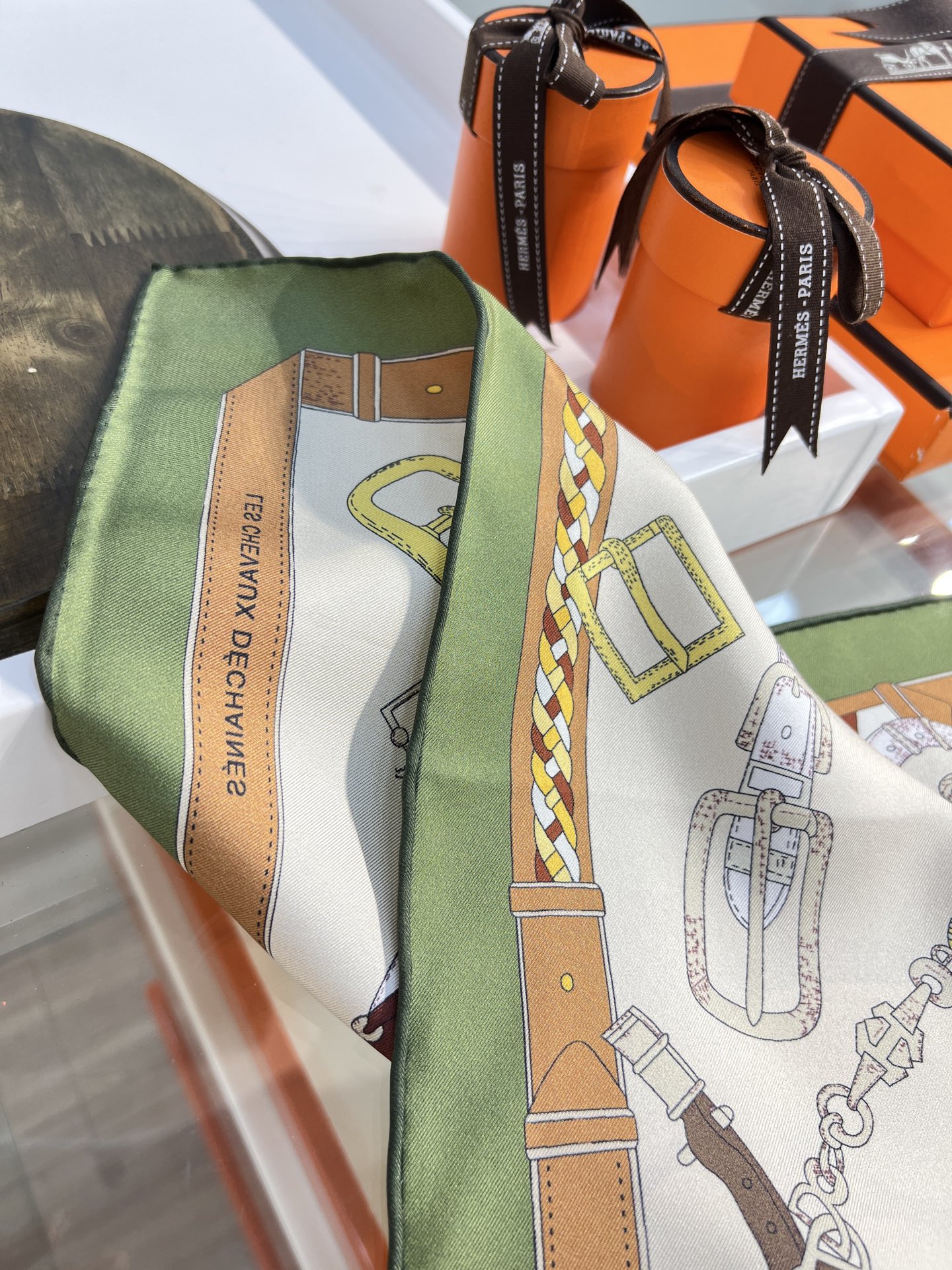 “跃动的马儿”90双面方巾
 【18mm顶级真丝】

手工卷边斜纹真丝方巾（100%桑蚕丝）。

这款爱