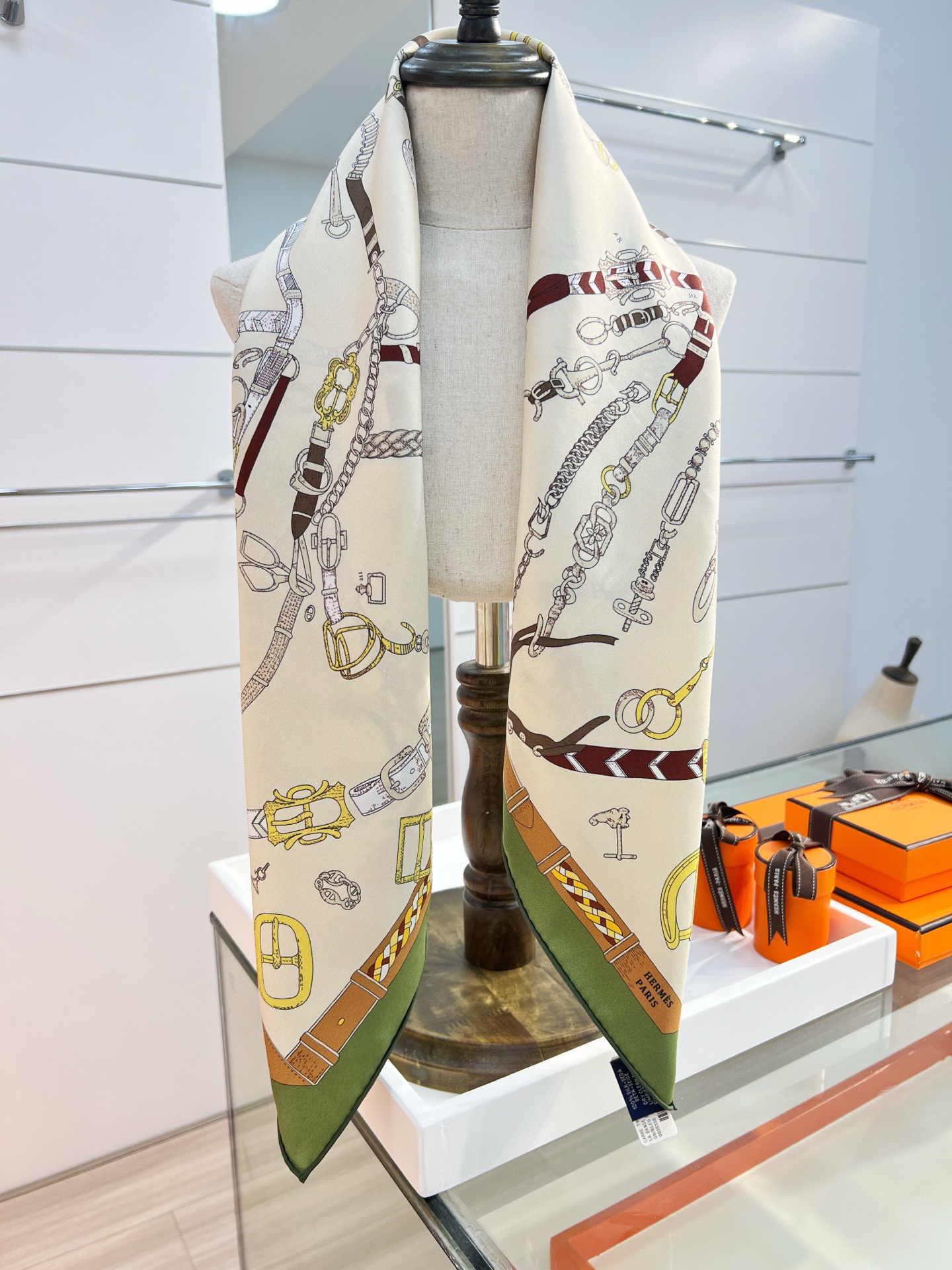 “跃动的马儿”90双面方巾
 【18mm顶级真丝】

手工卷边斜纹真丝方巾（100%桑蚕丝）。

这款爱